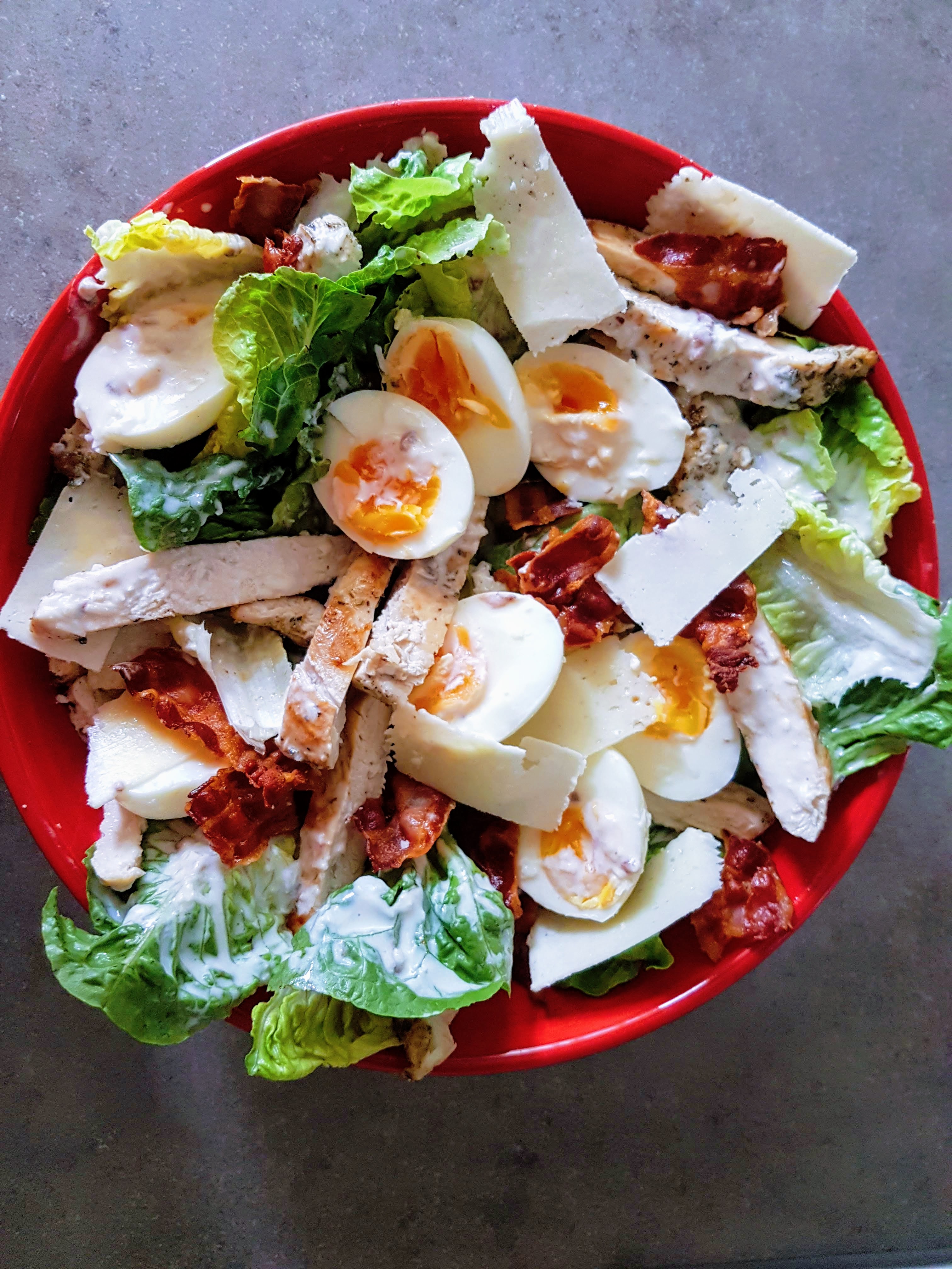 Salata cu pui, bacon si dressing de iaurt