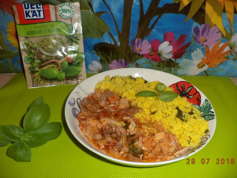 Curcan in sos de rosii cu cuscus aromat