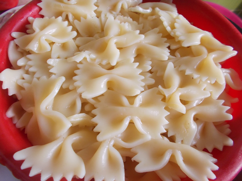 Farfalle cu șuncă și cașcaval, la cuptor