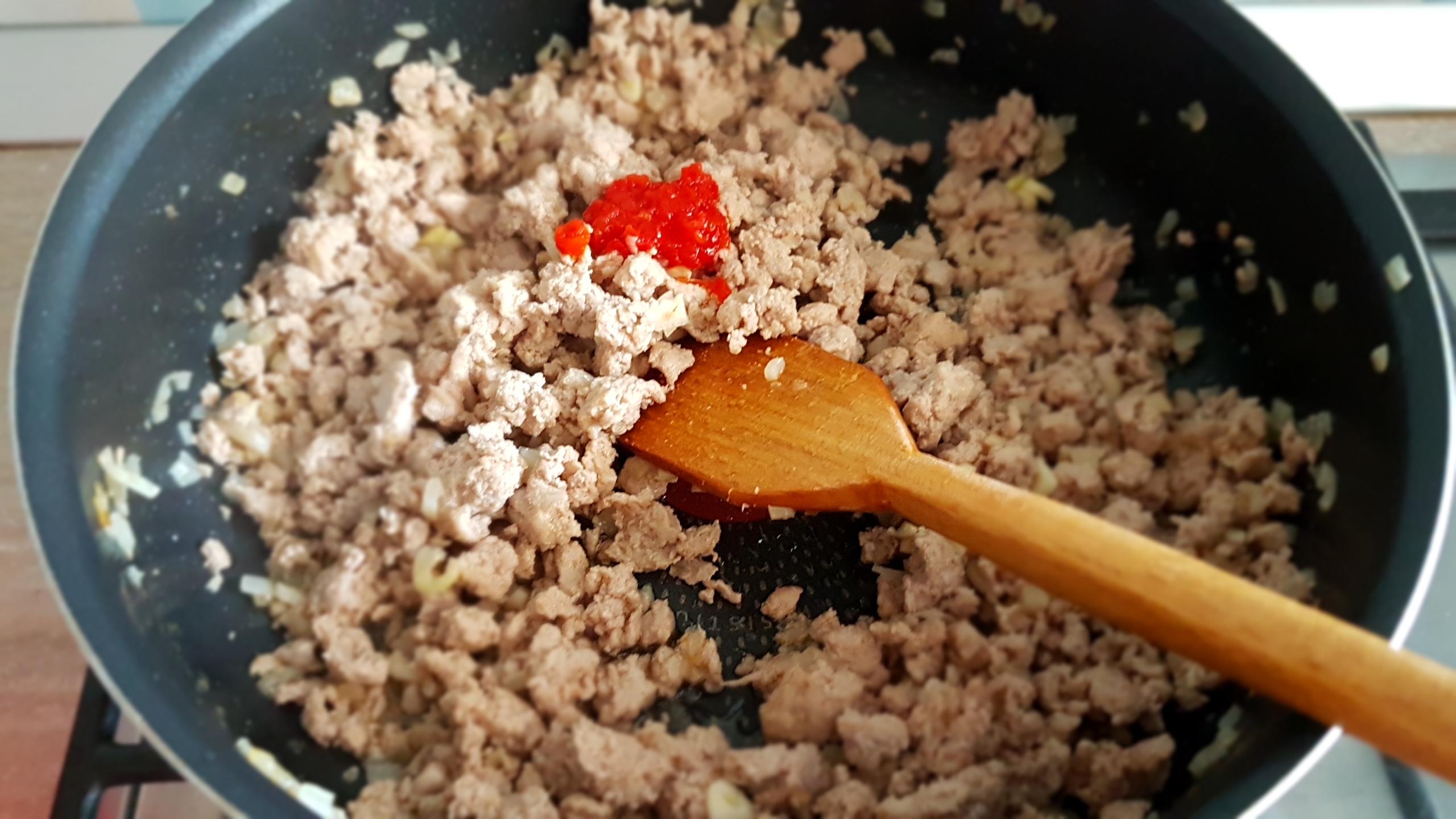 Paste cu carne de porc in sos de rosii aromat