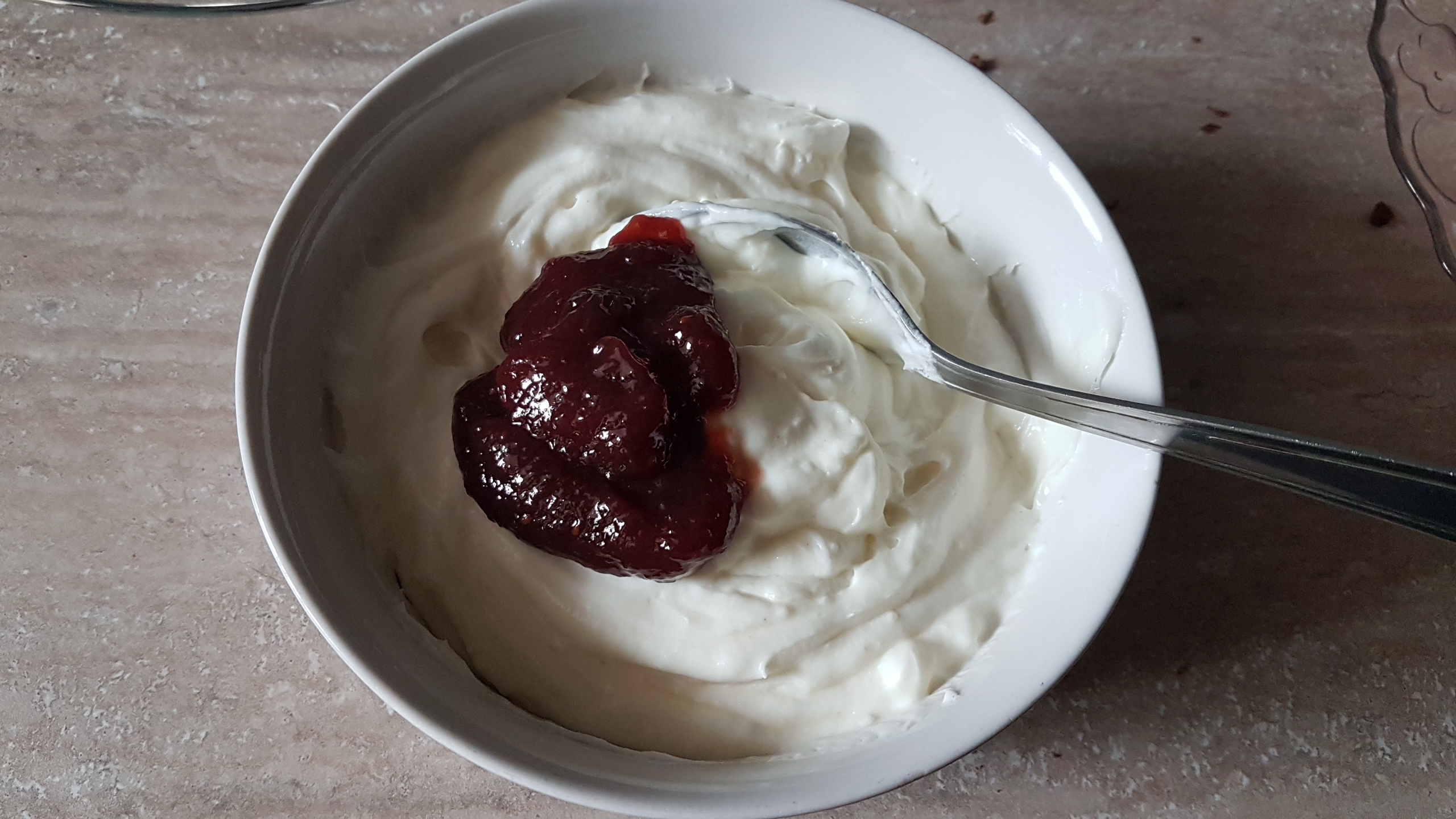 Desert tort cu crema de ciocolata, afine si zmeura - Reteta 800