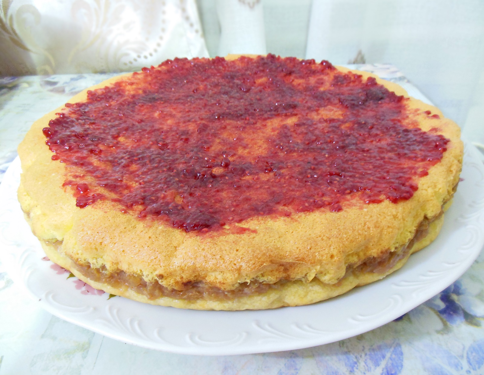 Desert tarta cu mere, pandispan si mascarpone