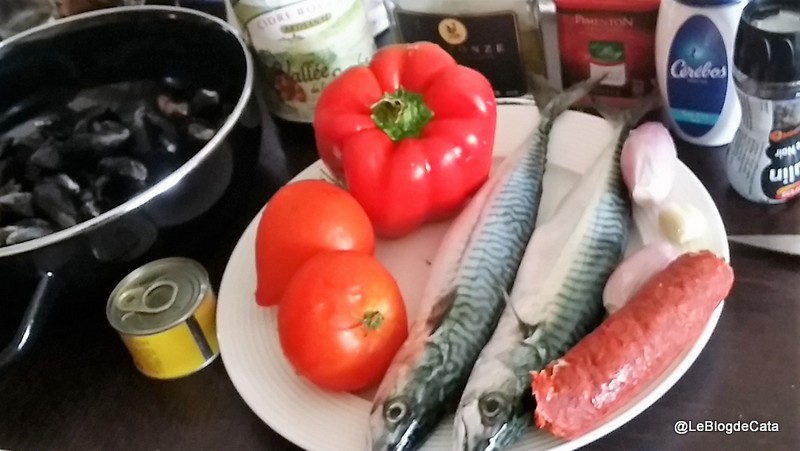 Macrou proaspat cu scoici, chorizo si rosii