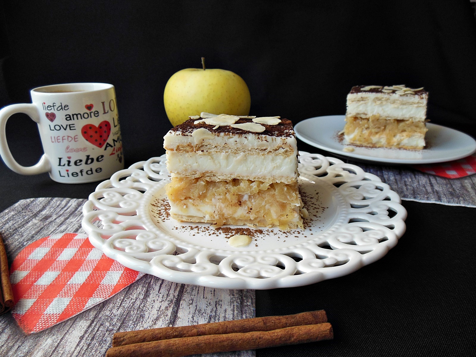 Desert prajitura cu biscuiti, mere si crema de vanilie