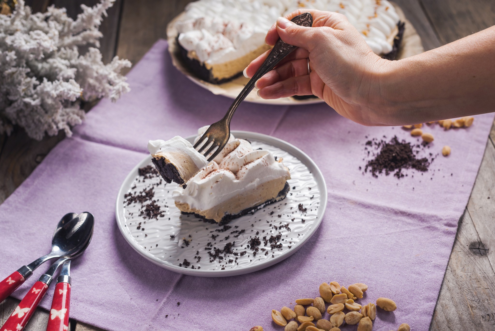 Tarta cu unt de arahide, crema de branza si frisca