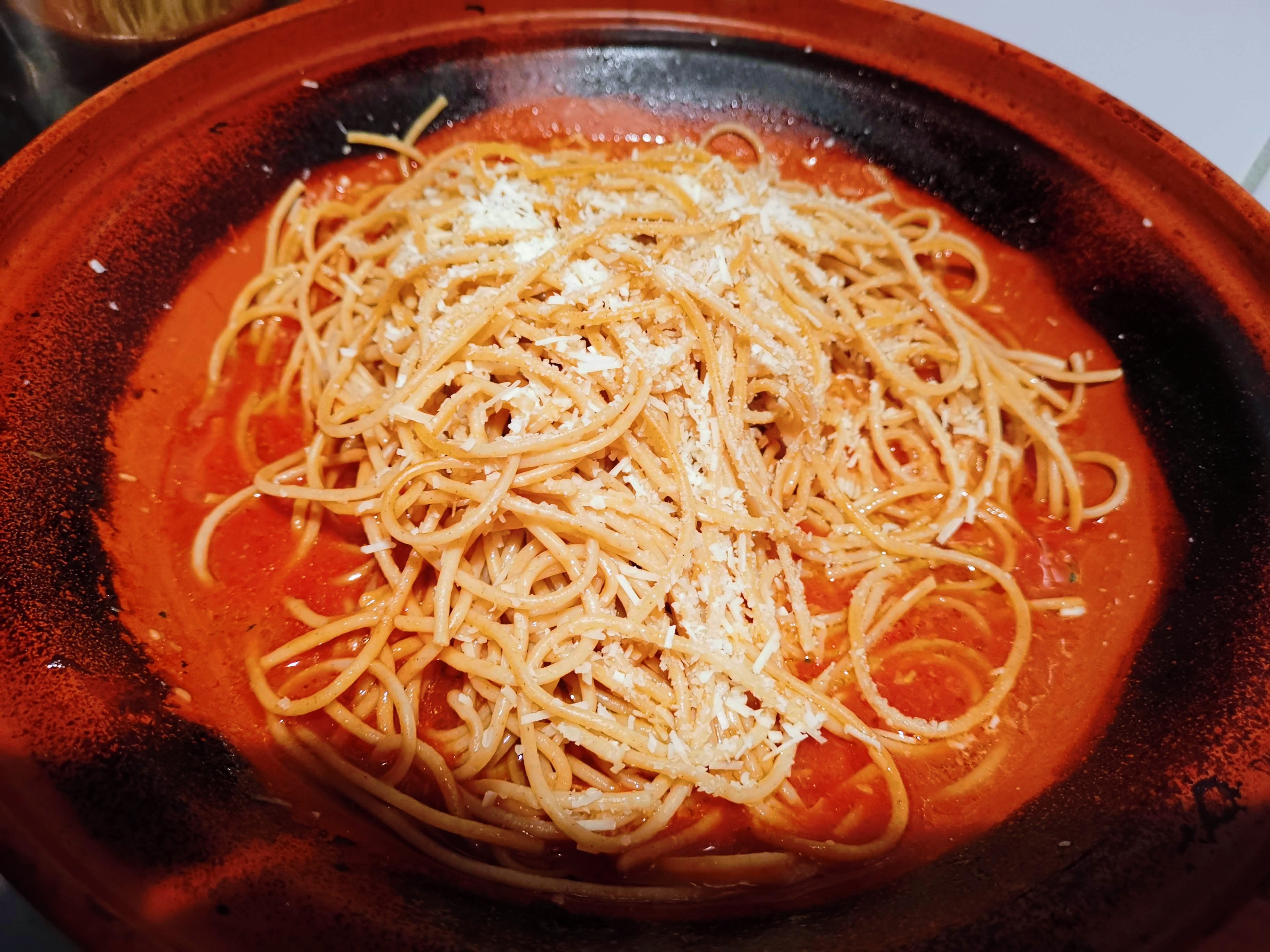 Spaghete in sos de pui la tava