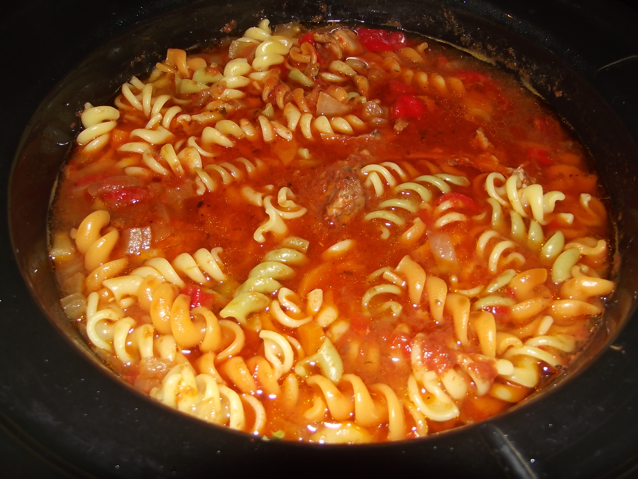 Carne de iepure cu legume si paste tricolore la slow cooker Crock-Pot