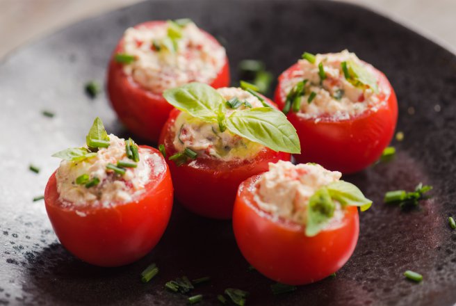 Aperitiv rosii umplute cu feta si ardei copt