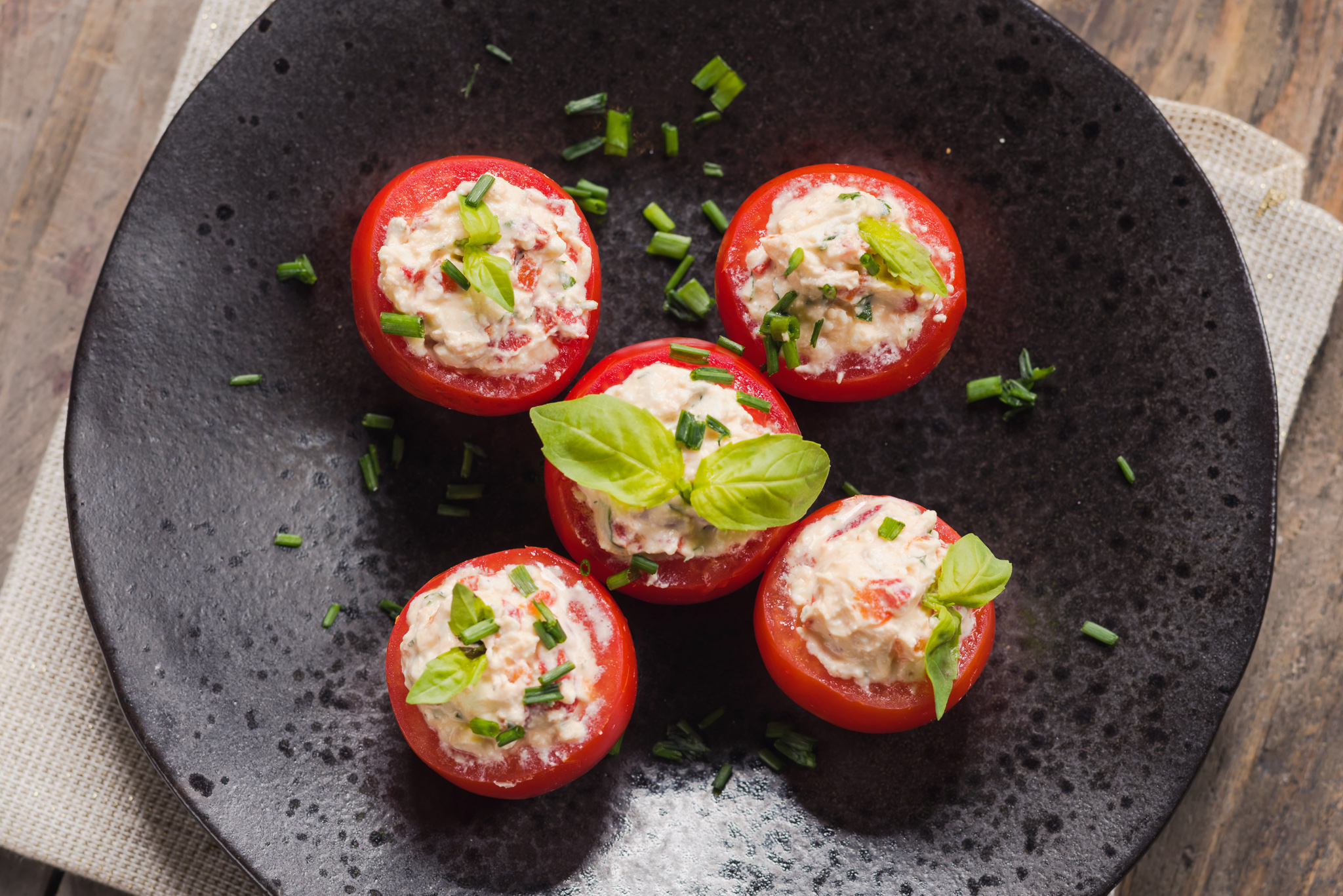 Aperitiv rosii umplute cu feta si ardei copt