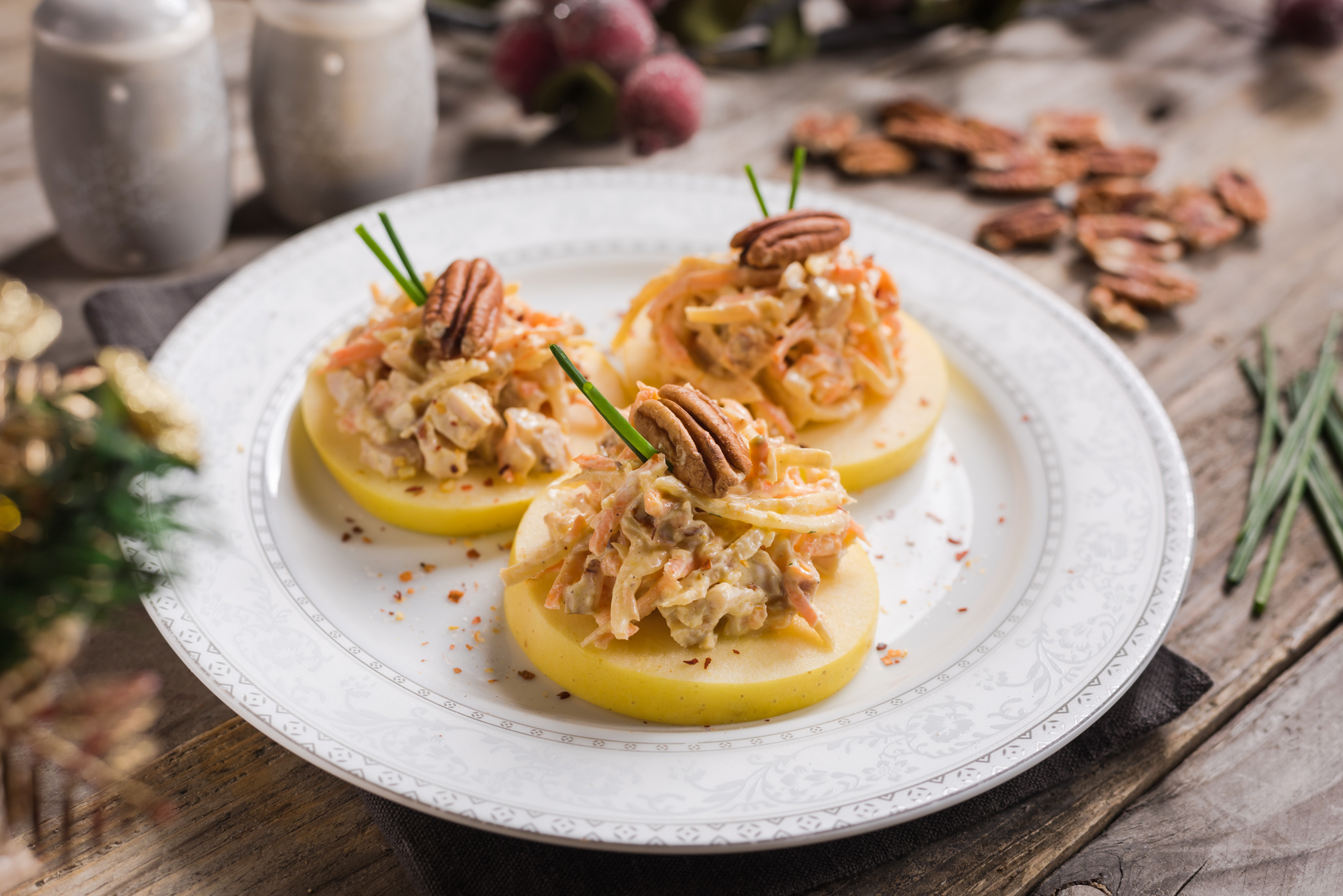 Aperitiv midinette cu pui si salata de cruditati