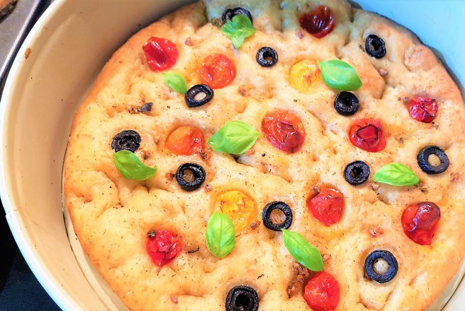 Focaccia cu busuioc, ierburi italiene, masline si rosii