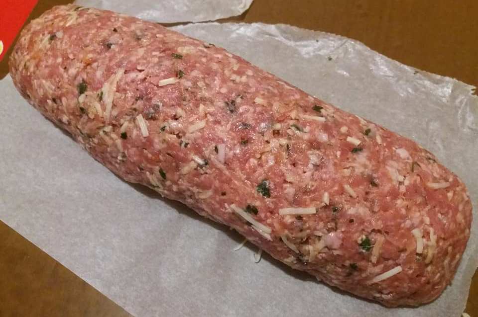 Rulada din carne tocata cu legume si cascaval