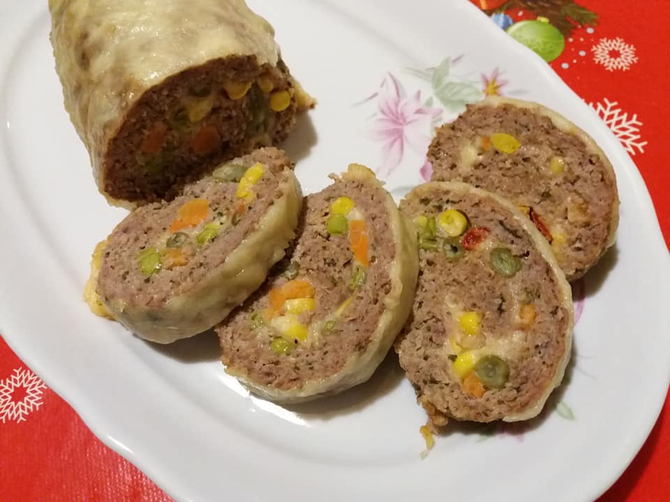 Rulada din carne tocata cu legume si cascaval