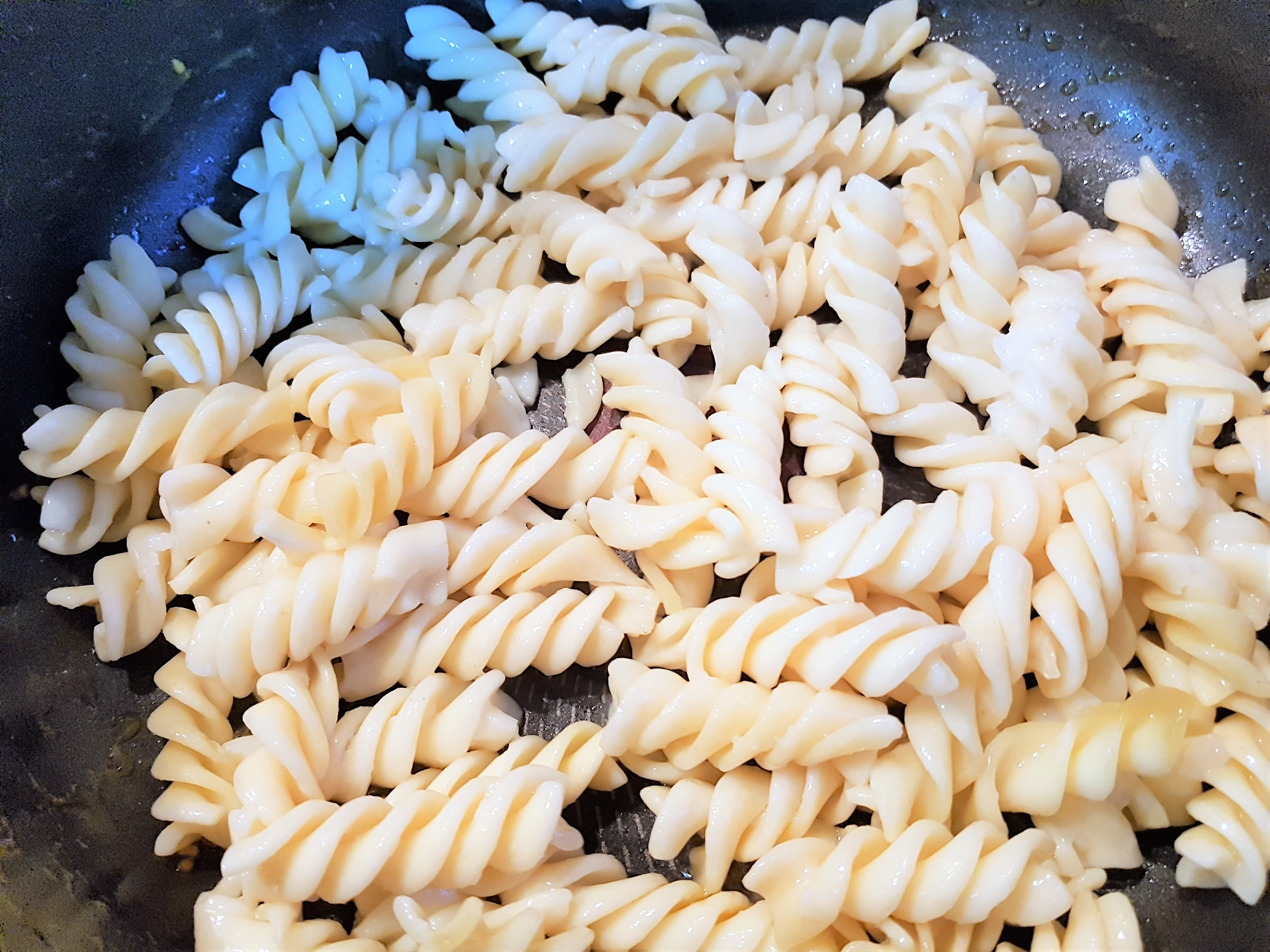 Fusilli cu pui si pesto