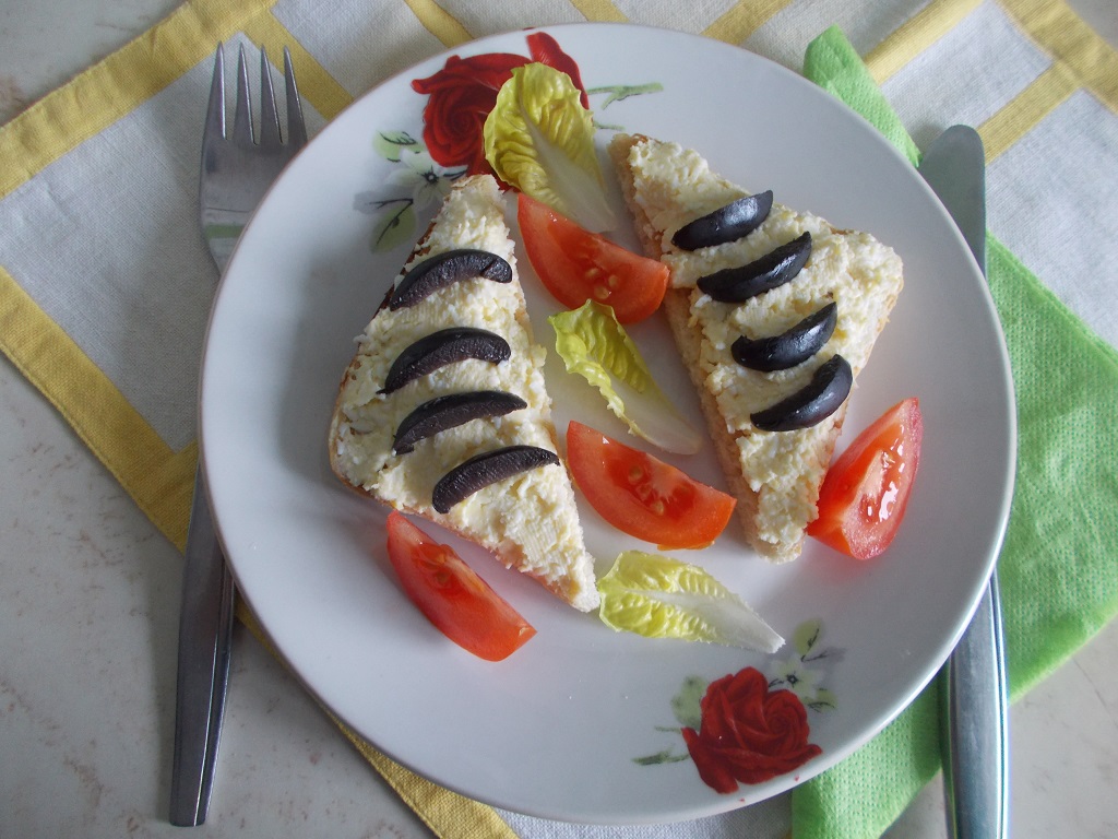 Aperitiv pasta tartinabila, cu oua si telemea