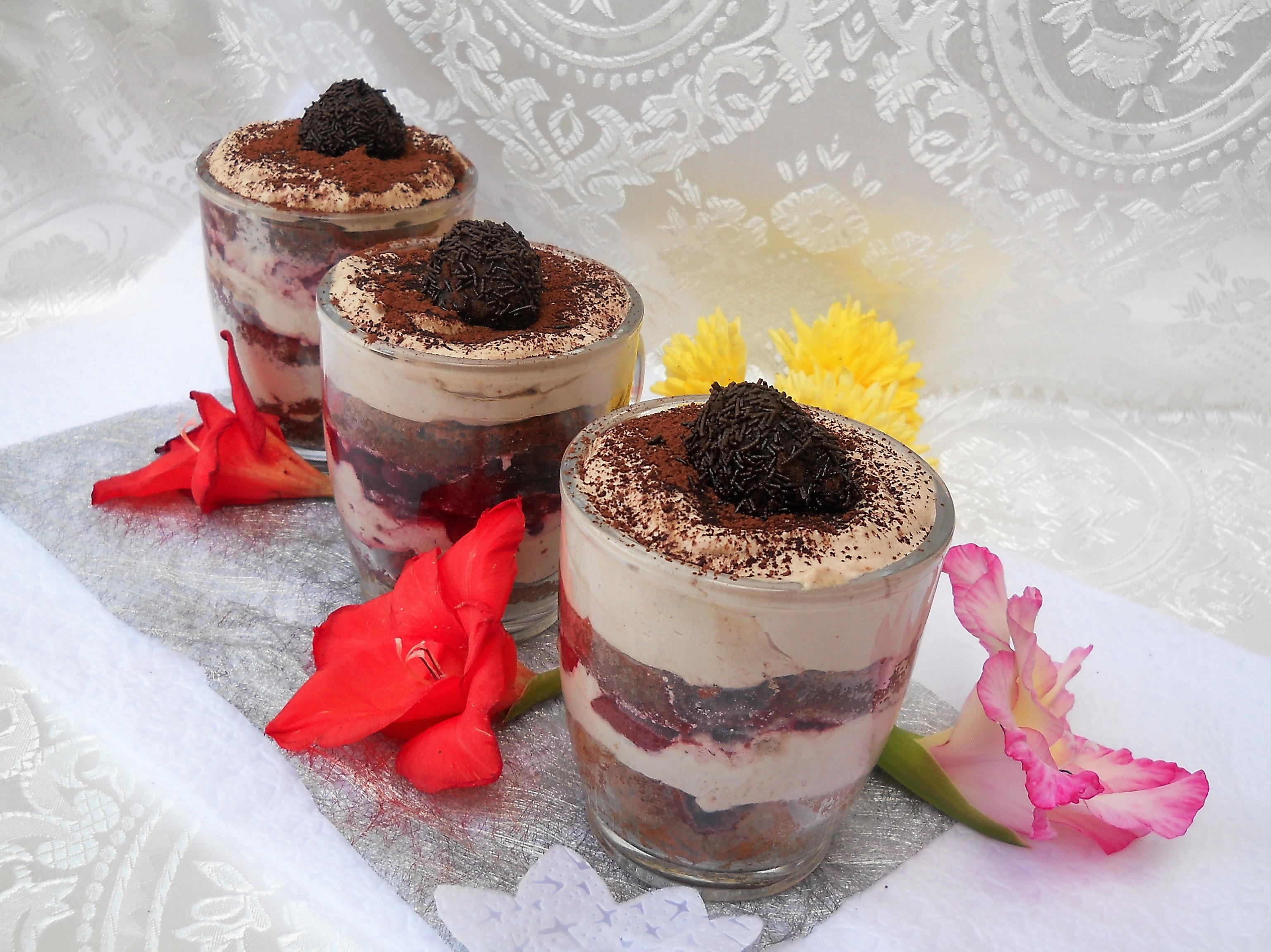 Desert Tiramisu cu visine la pahar