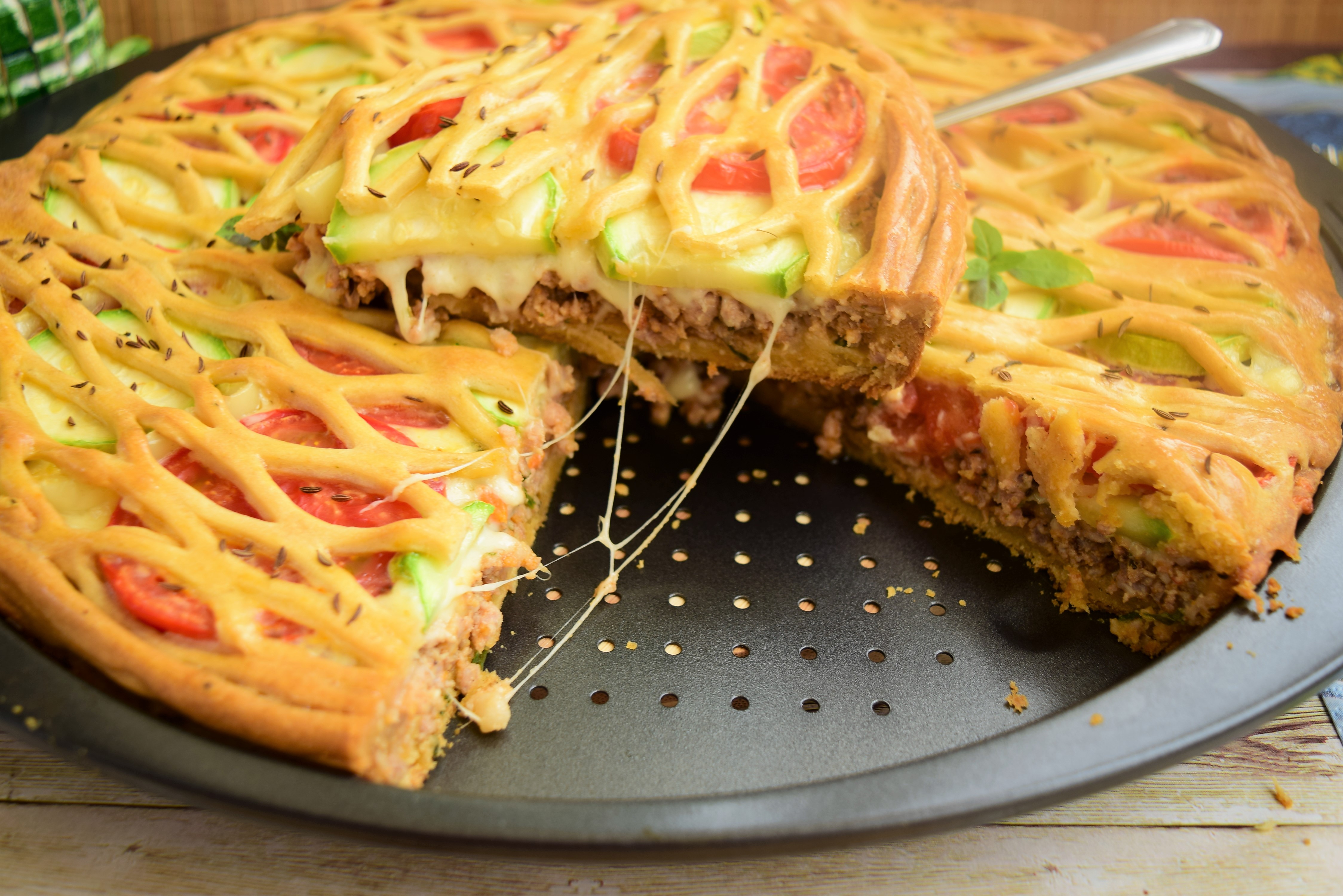 Tarta cu carne tocata, mozzarella si legume