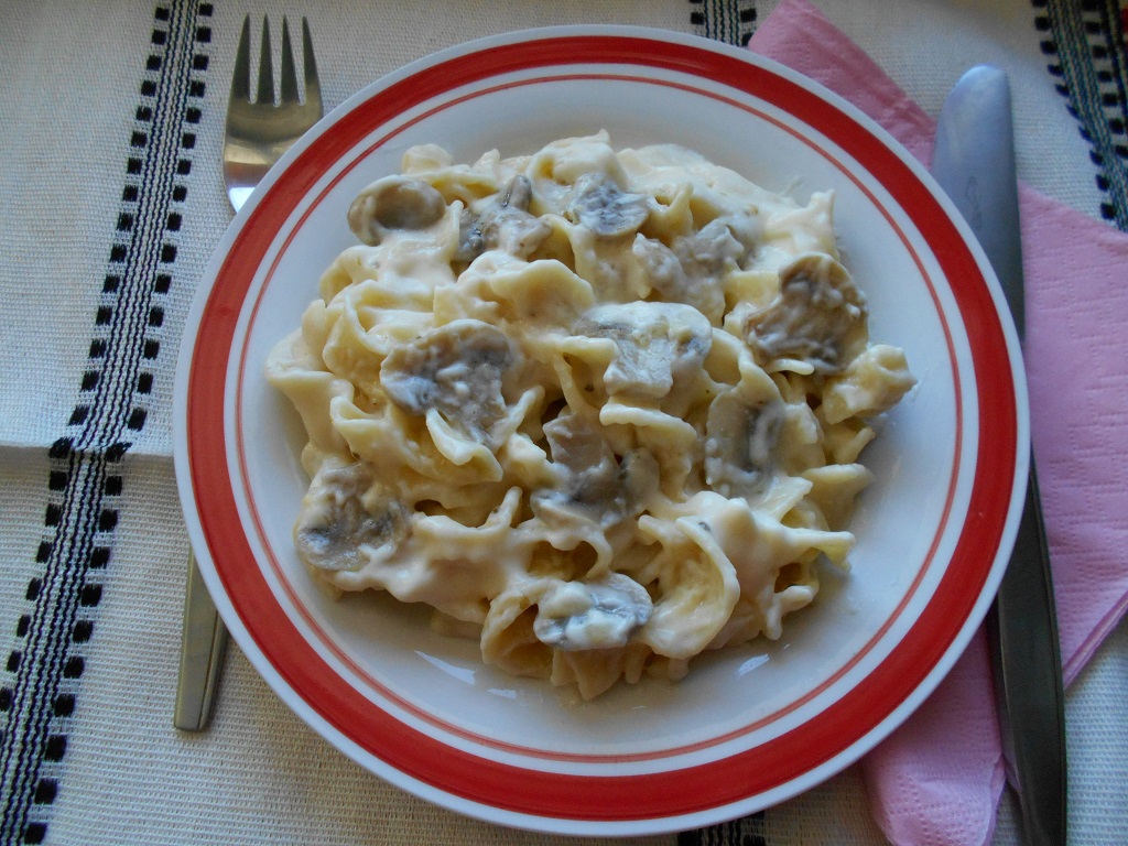 Tagliatelle cu ciuperci si sos de smantana si cascaval