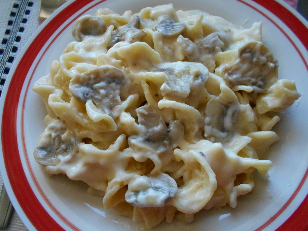 Tagliatelle cu ciuperci si sos de smantana si cascaval