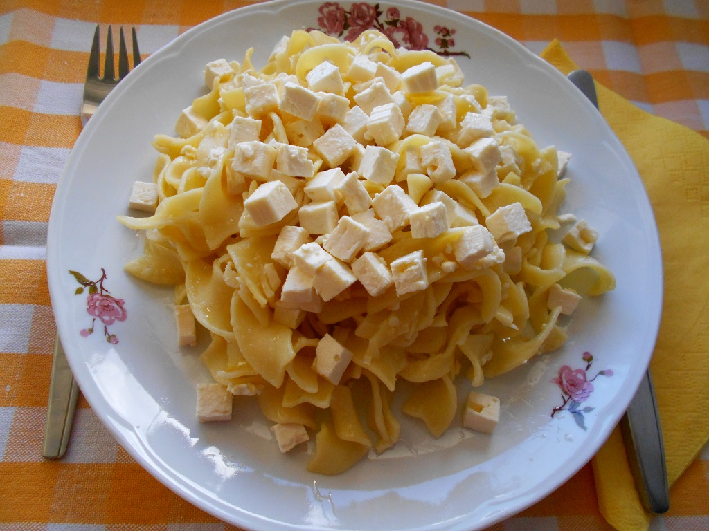 Tagliatelle la tigaie, cu unt si telemea