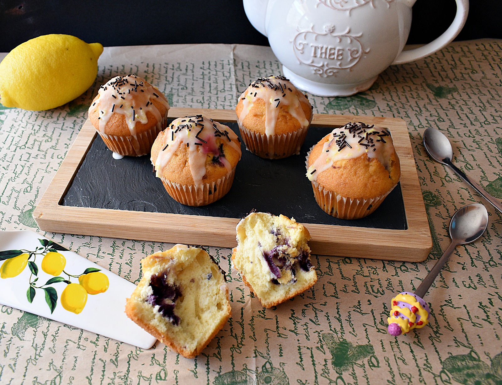 Desert muffins cu afine si glazura de lamaie