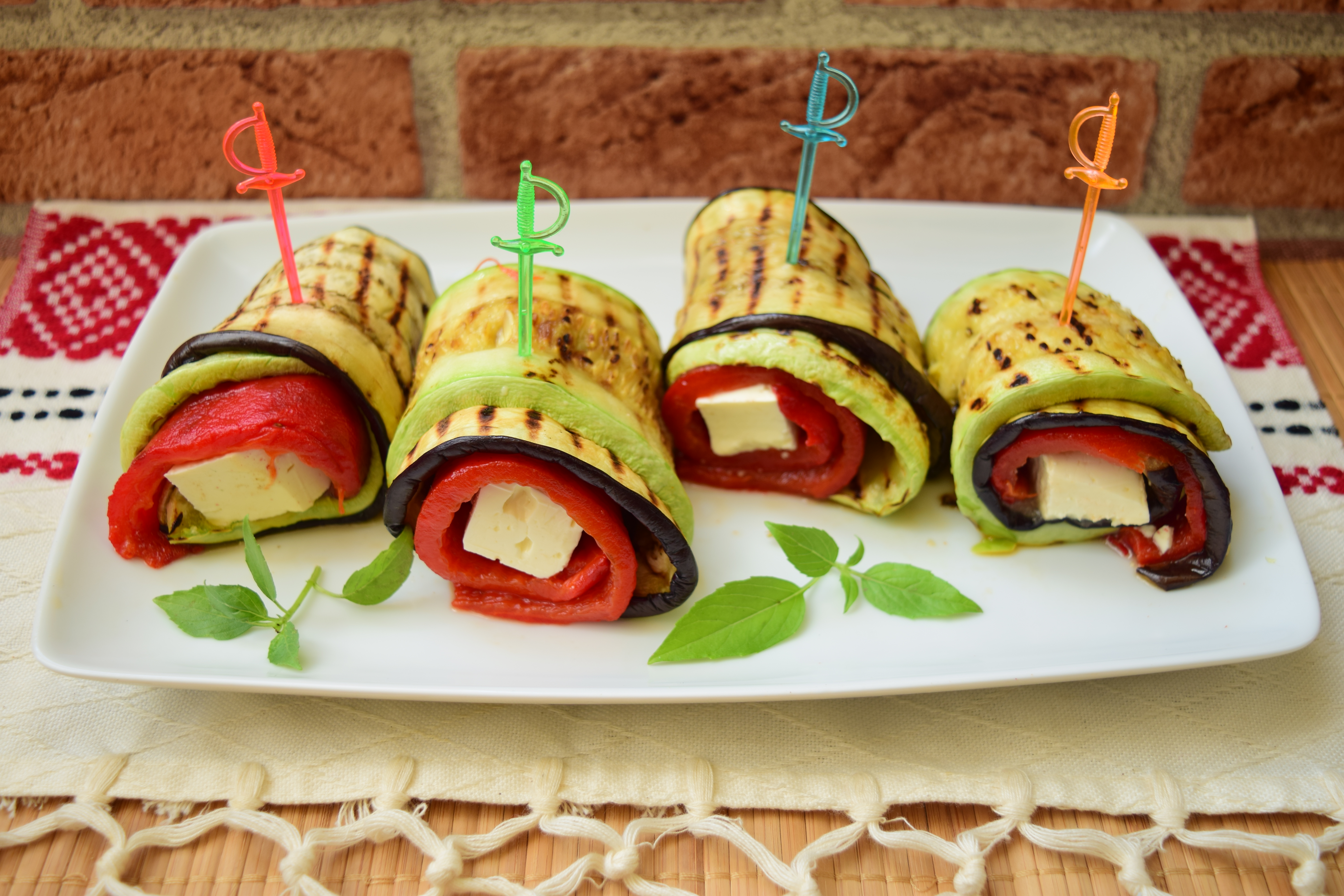 Rulouri aperitiv cu legume trase la grill si branza