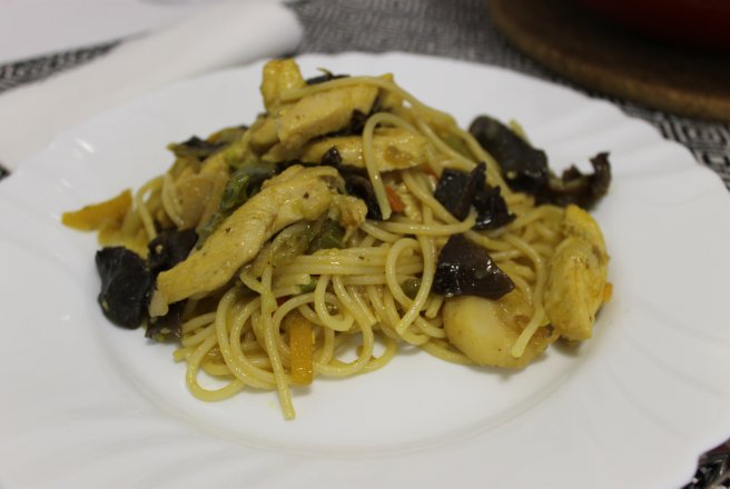 Spaghete cu piept de pui, legume si ciuperci chinezesti