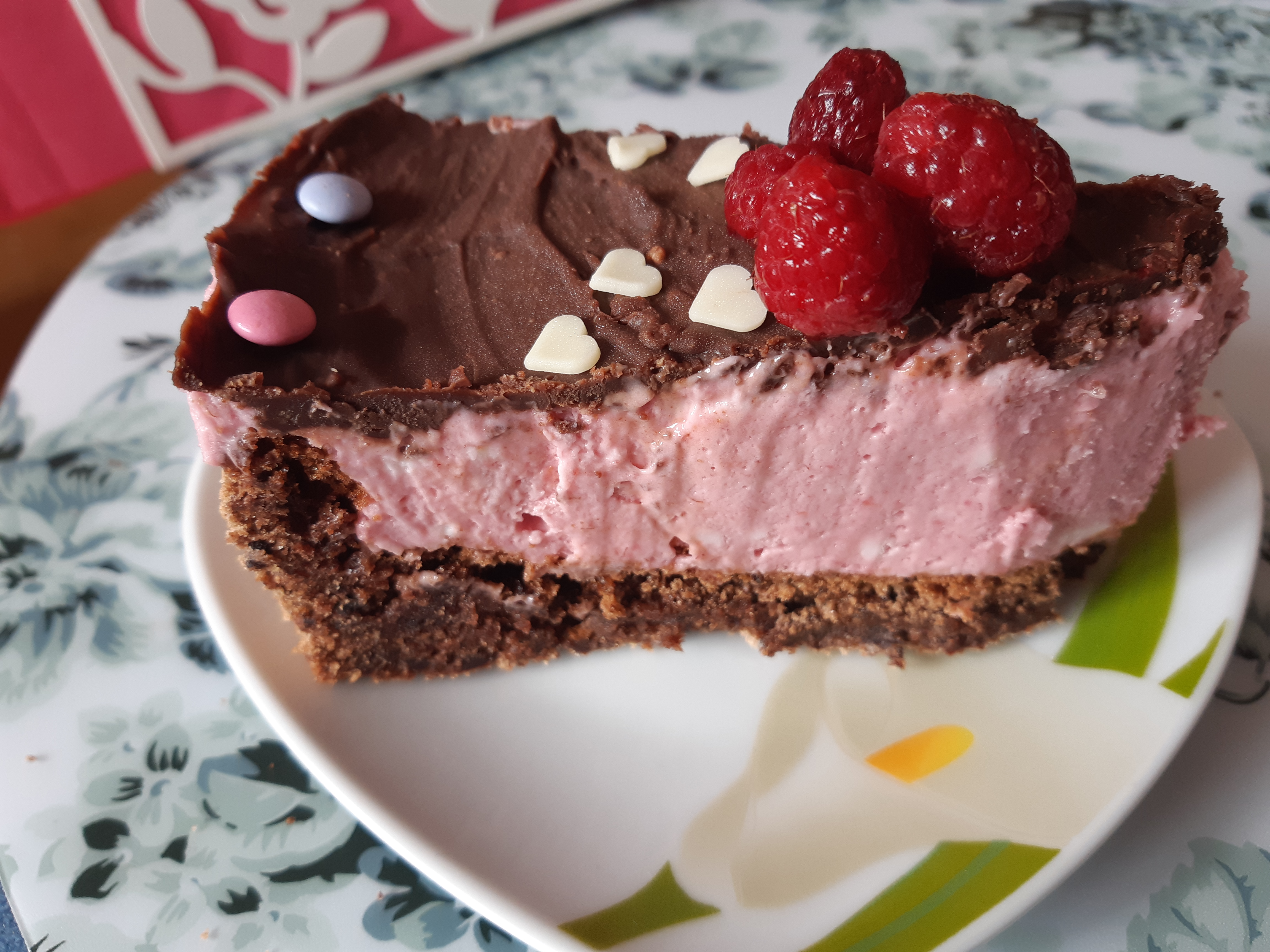 Desert tort cu crema de zmeura si glazura de ciocolata