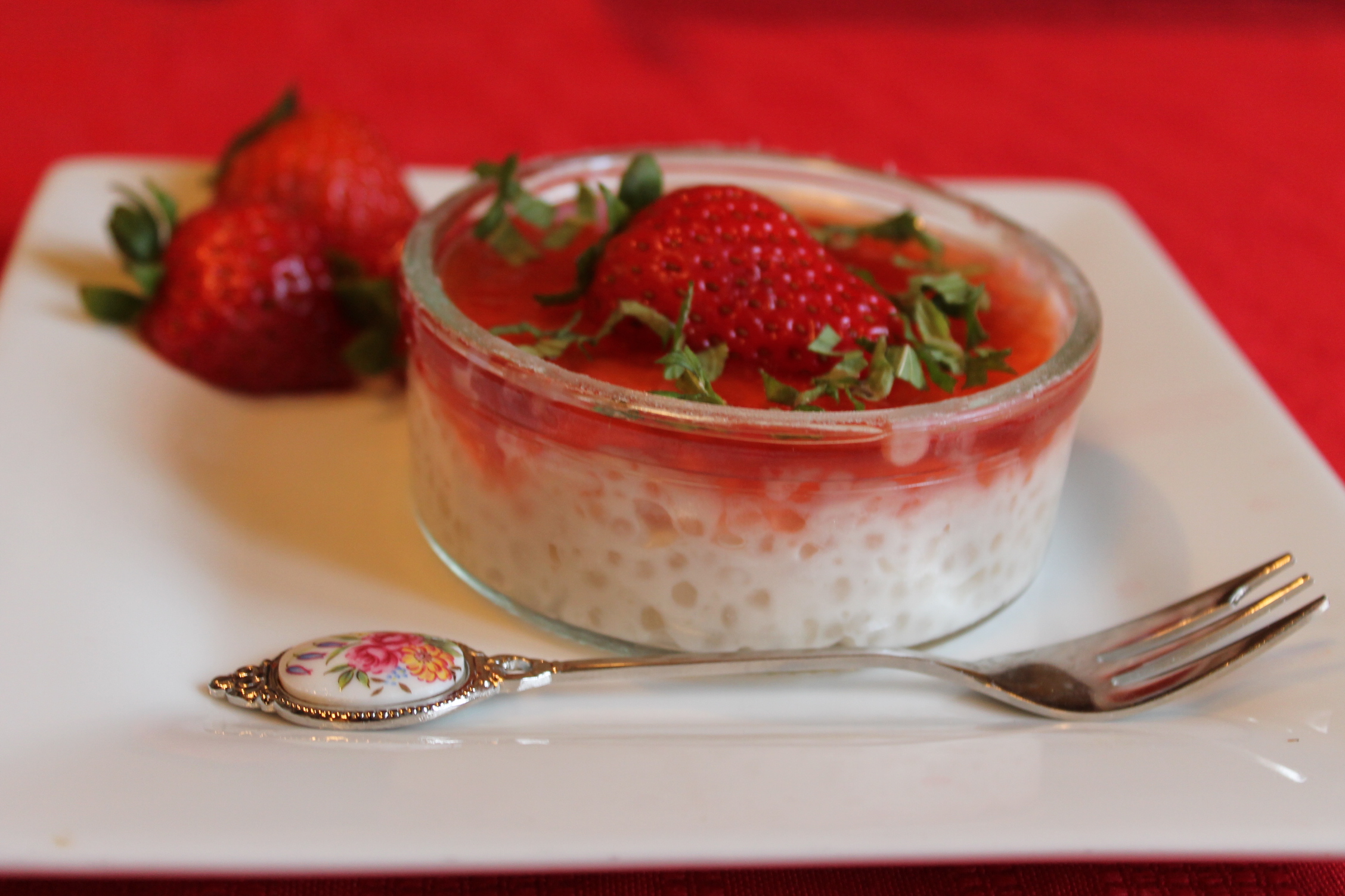 Desert budinca din perle de tapioca cu dulceata de capsuni