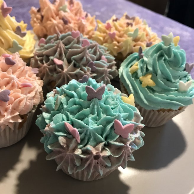 Desert briose (cupcakes) cu buttercream