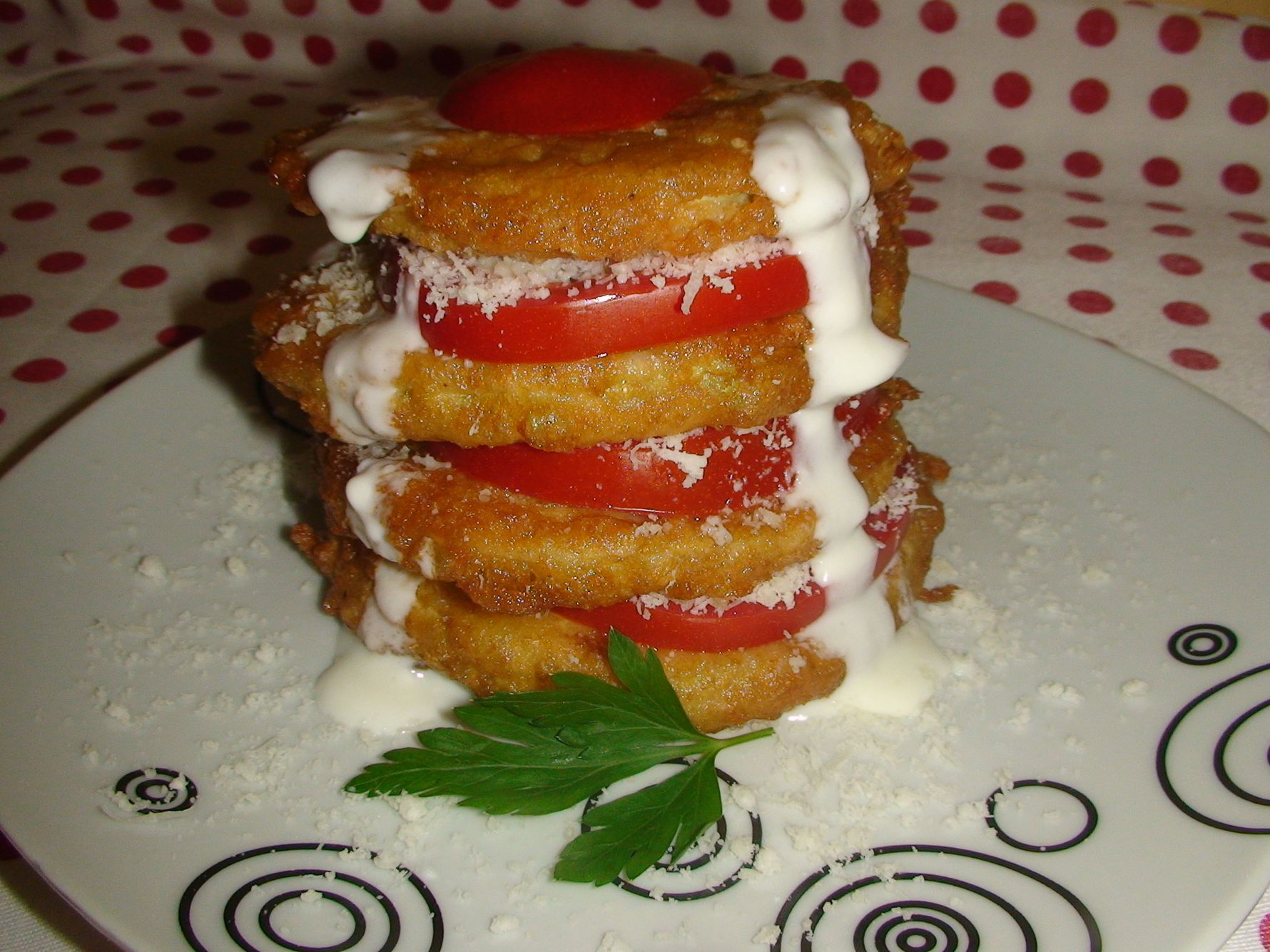 Turnulete de dovlecei pane, rosii, parmezan si crema de usturoi