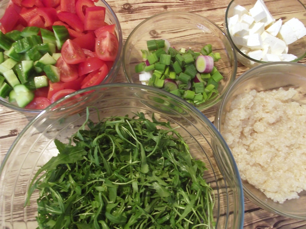 Salata de legume cu quinoa alba si branza