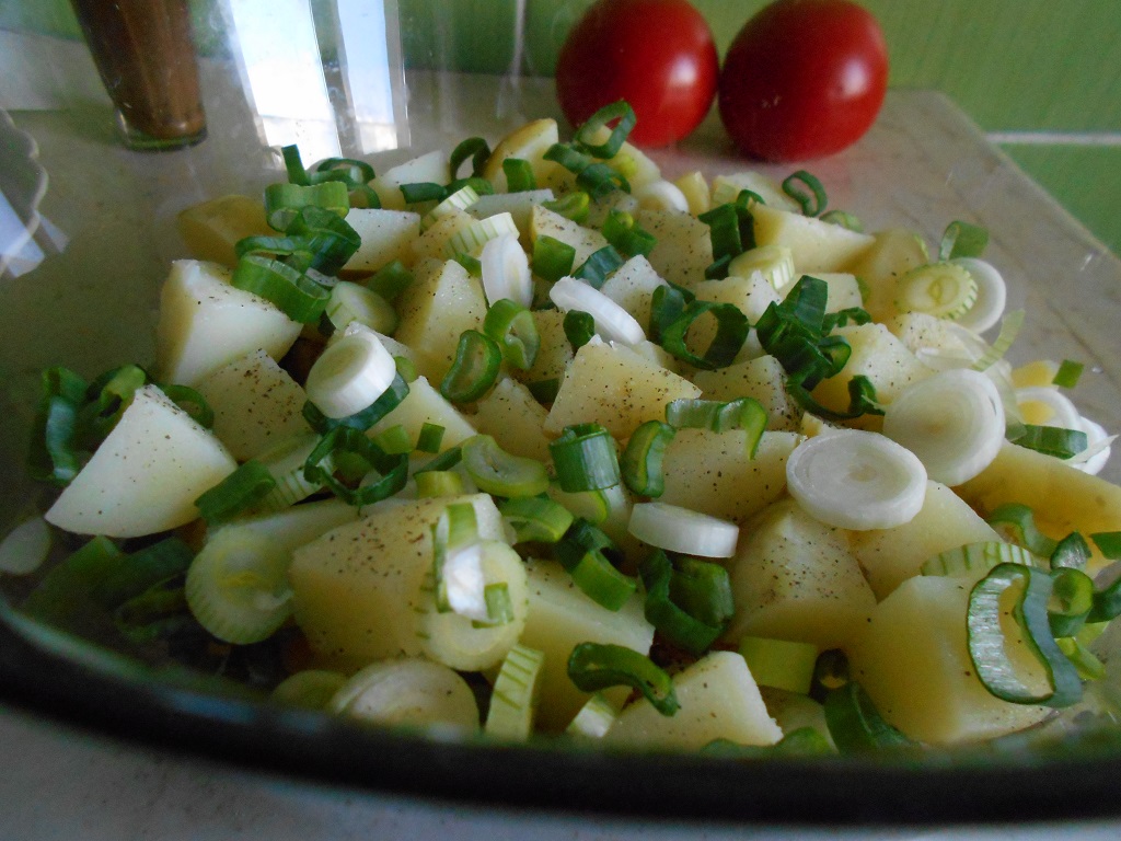 Salata de cartofi, cu ceapa verde si maioneza