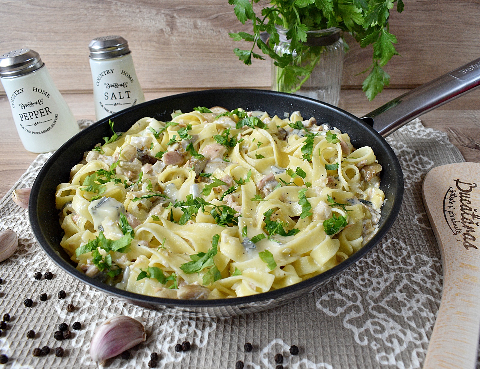 Tagliatelle cu hribi, ton si gorgonzola