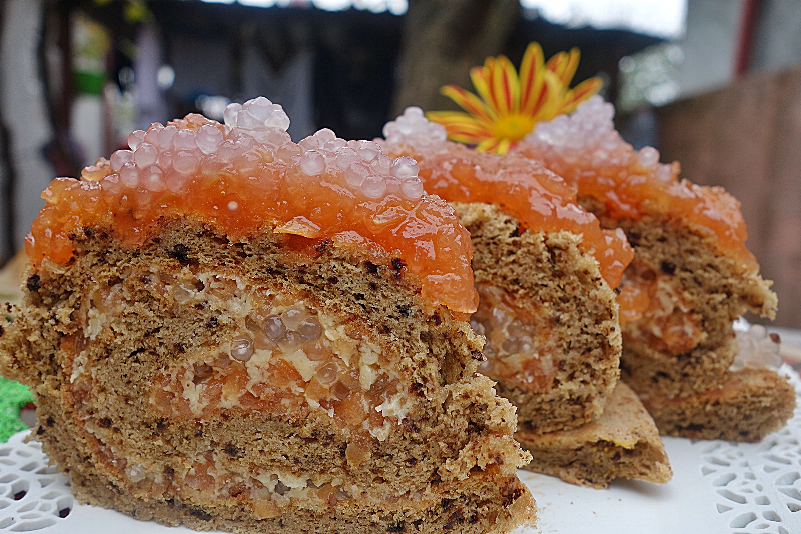 Desert rulada cu blat de cafea si umplutura de gem de gutui cu perle de tapioca