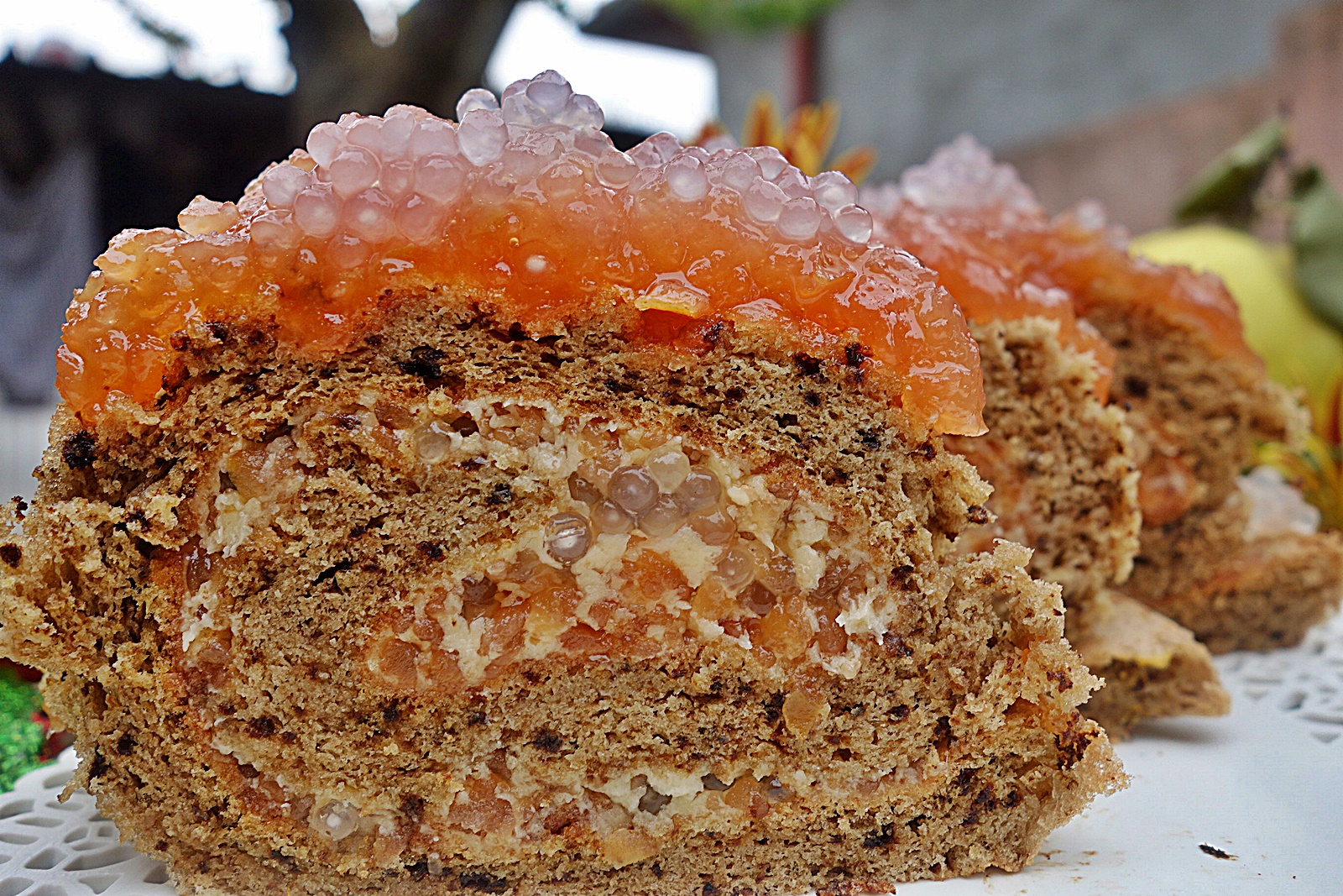 Desert rulada cu blat de cafea si umplutura de gem de gutui cu perle de tapioca