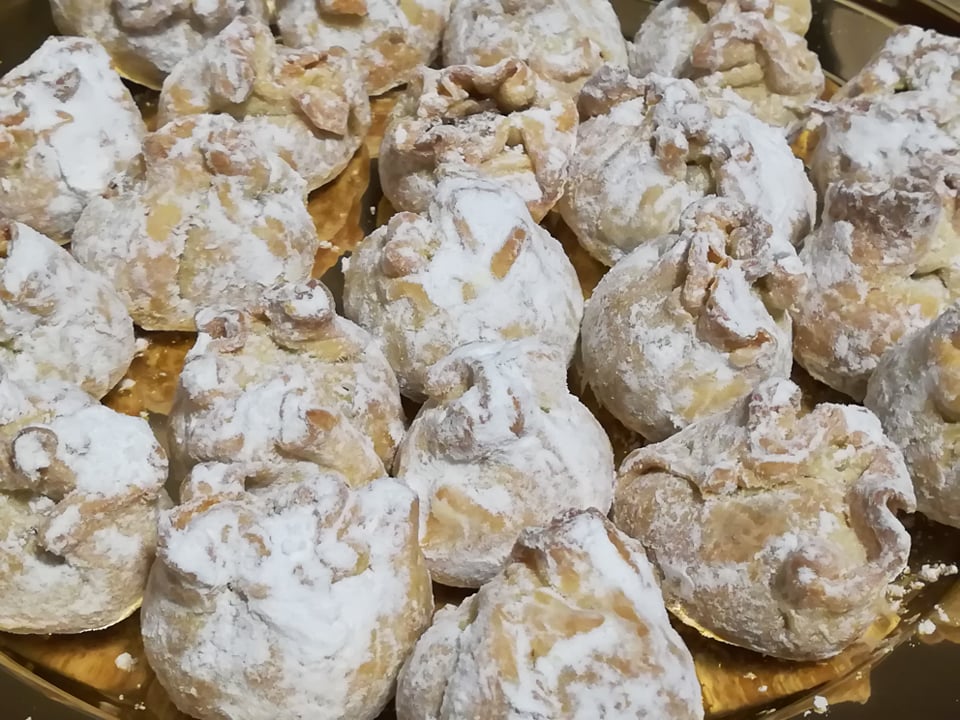 Desert boccelute cu bezea si nuca