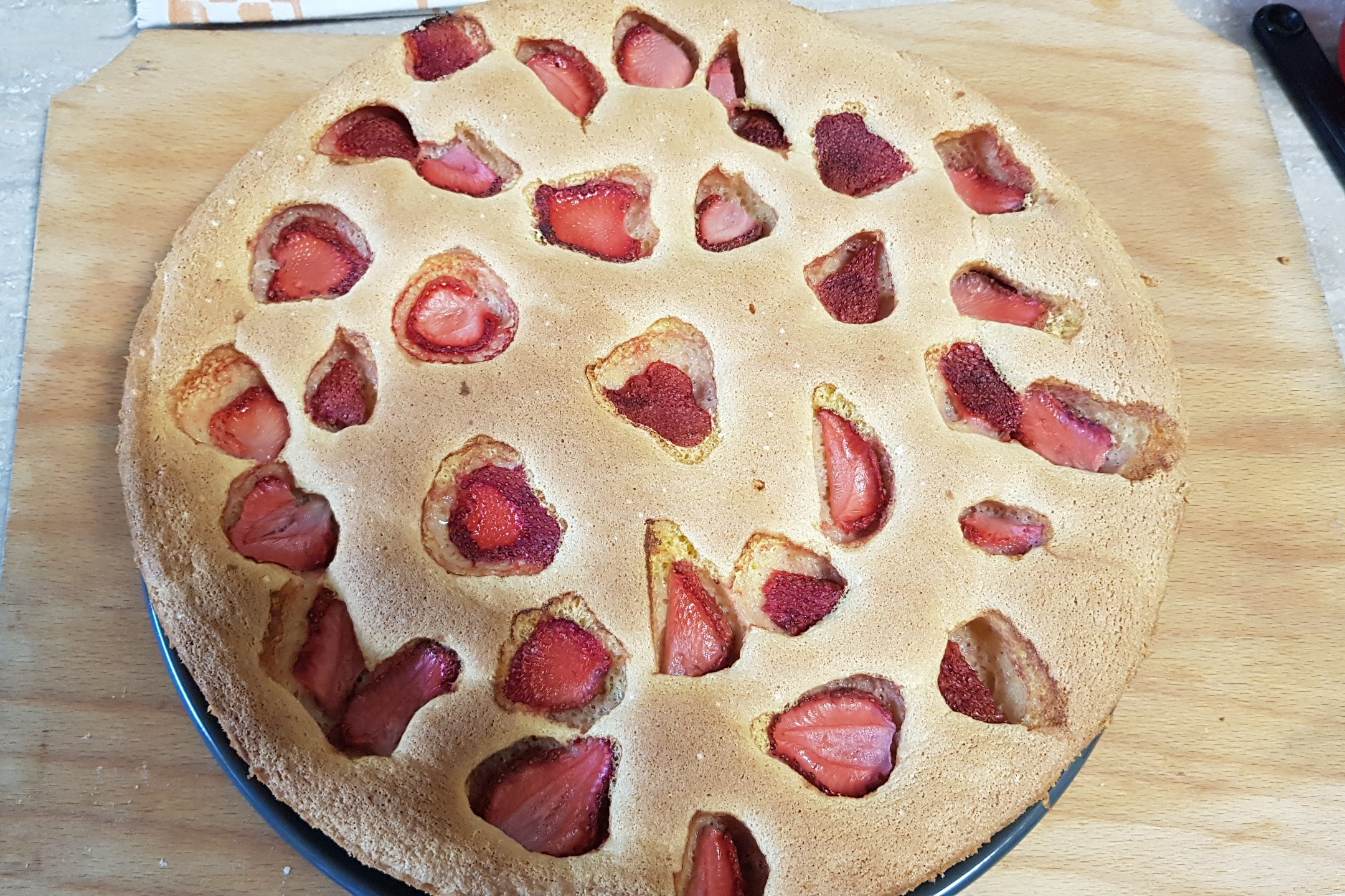 Desert tarta cu capsuni si crema bavareza de vanilie