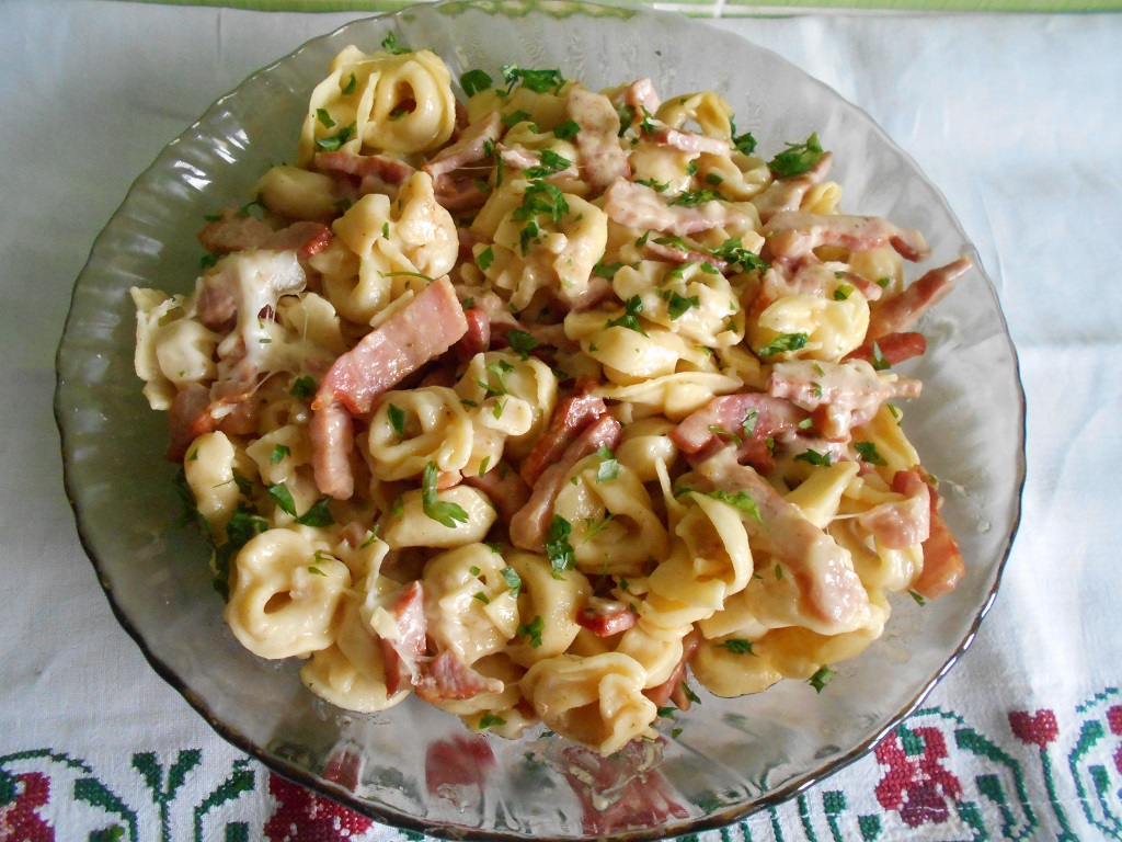 Tortellini cu sunca, smantana si cașcaval