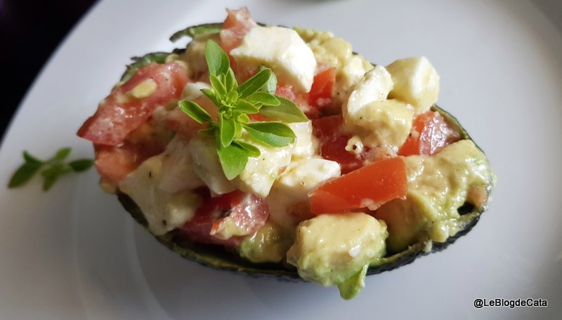 Salata de rosii, mozzarella si avocado