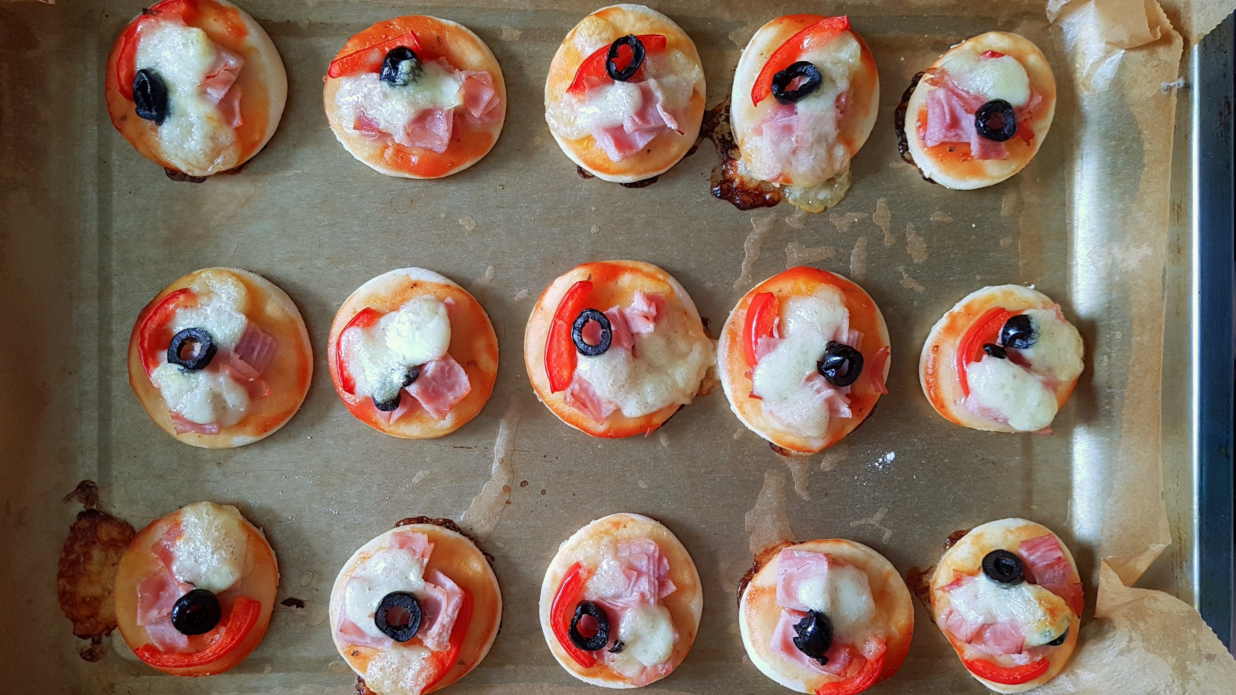 Mini-pizza cu iaurt in aluat