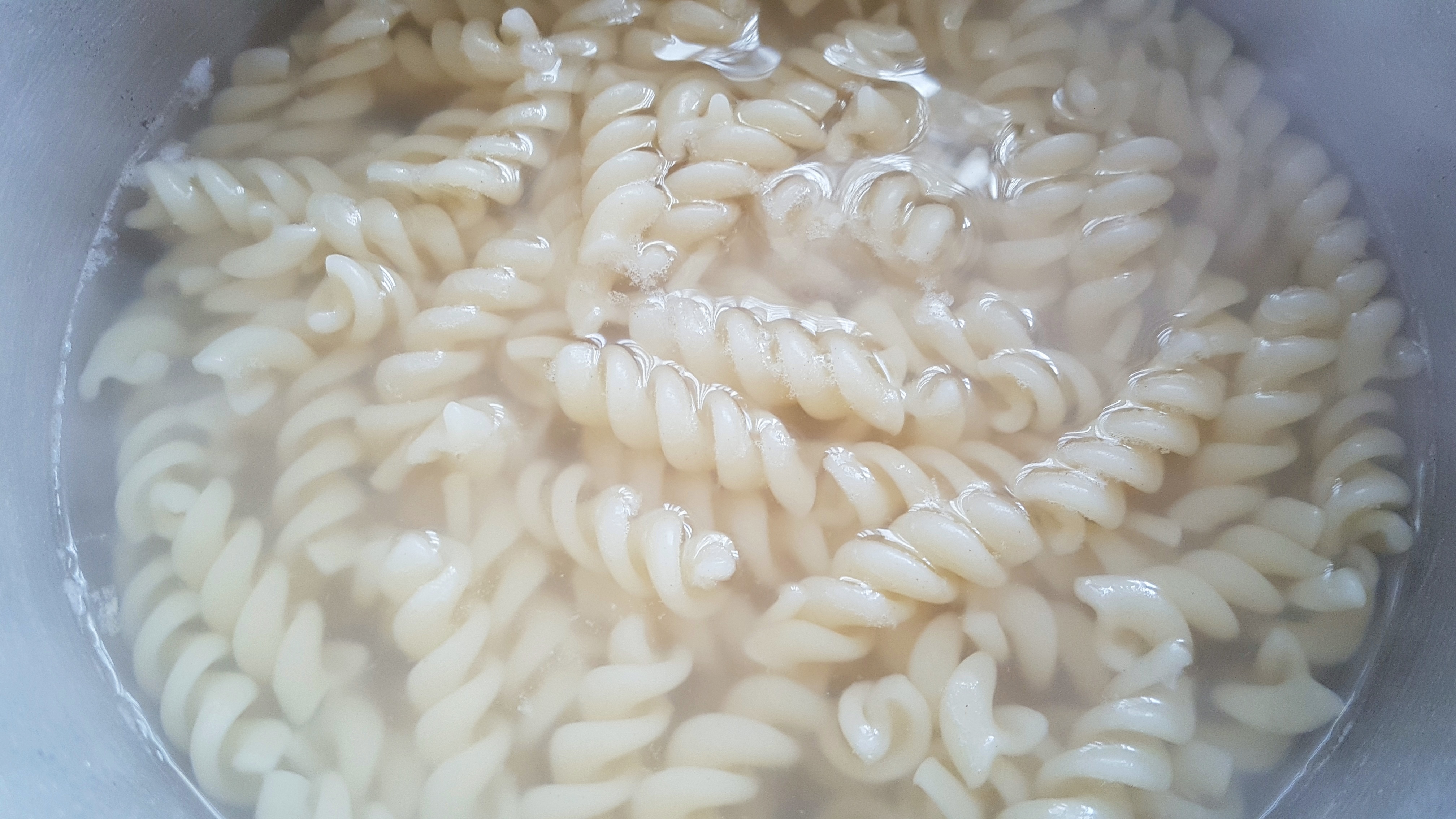 Fusilli cu muschi file si mozzarella, la cuptor