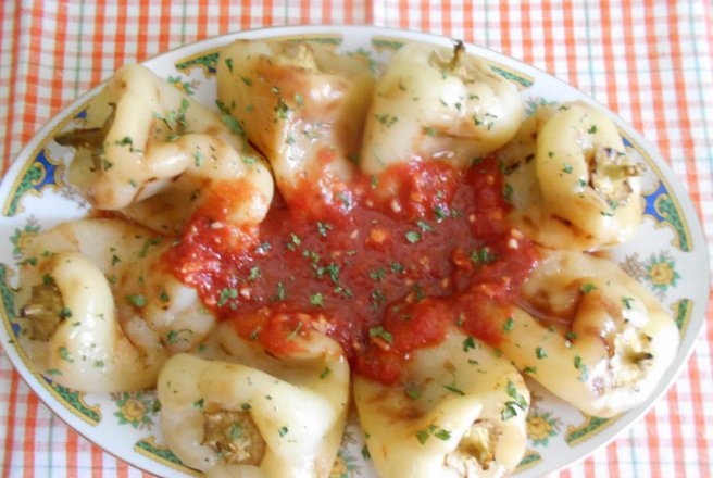 Salata de ardei copti cu sos de rosii si usturoi