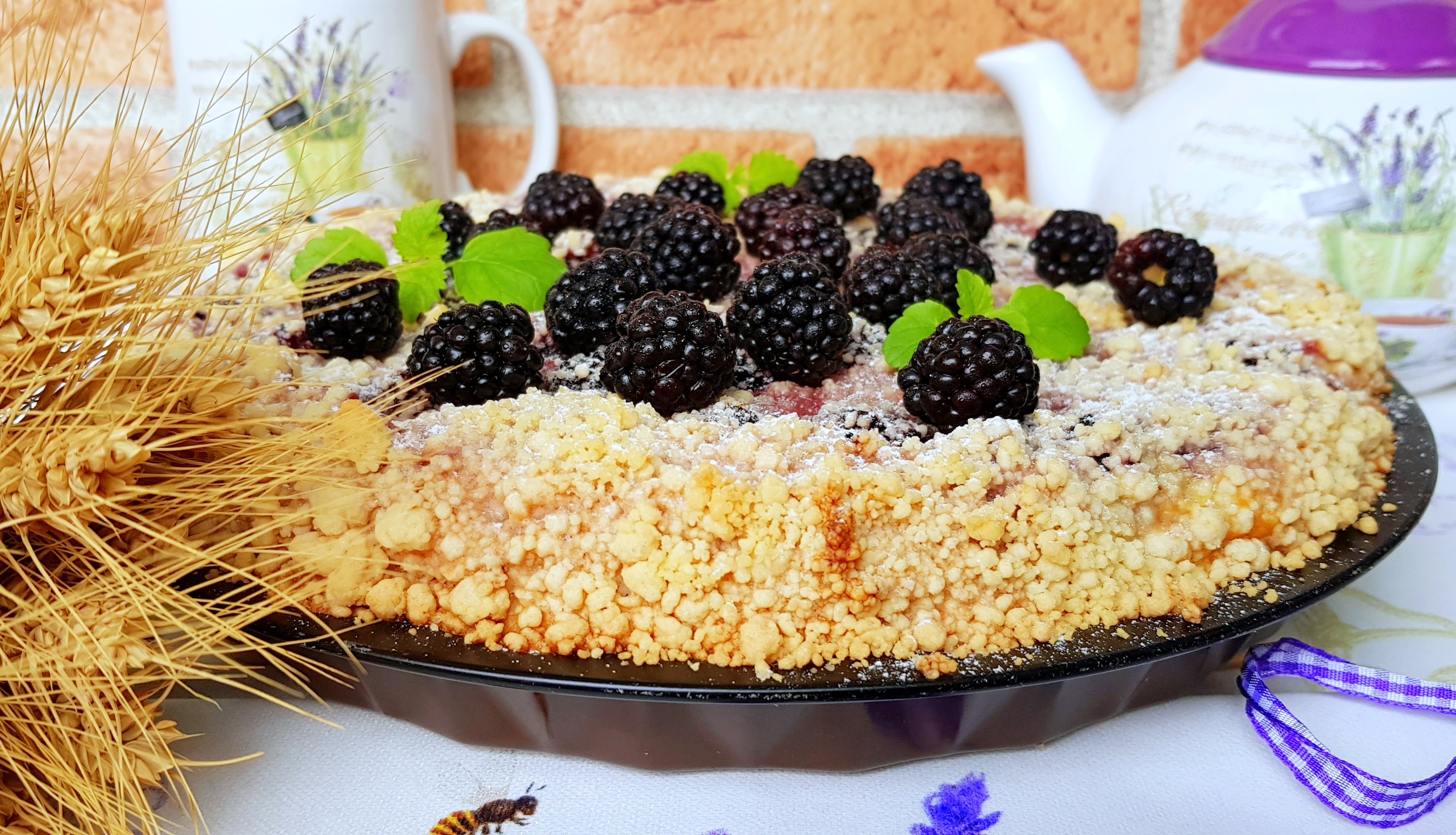 Desert tarta cu urda, mure si crumble