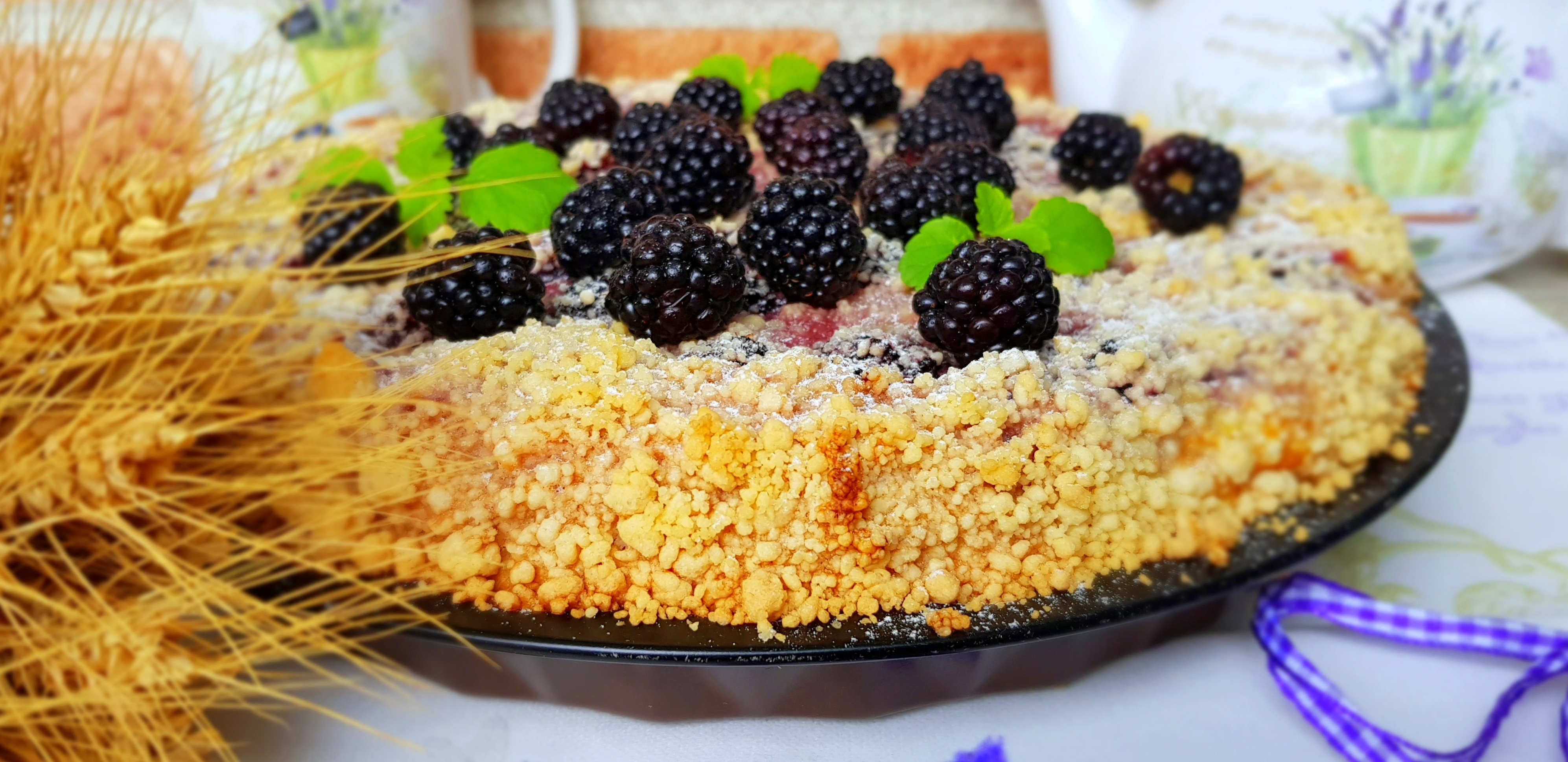 Desert tarta cu urda, mure si crumble