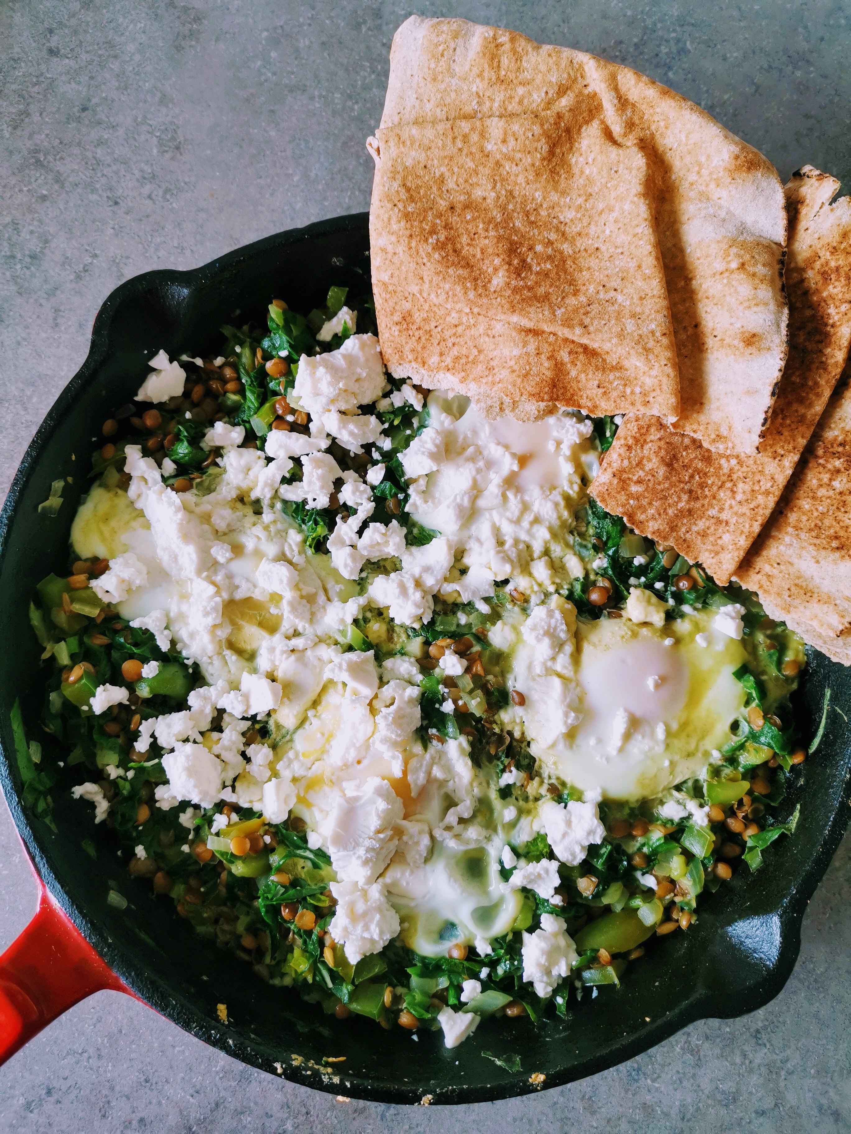 Shakshuka (tocanita nord-africana) cu spanac, linte si branza Feta