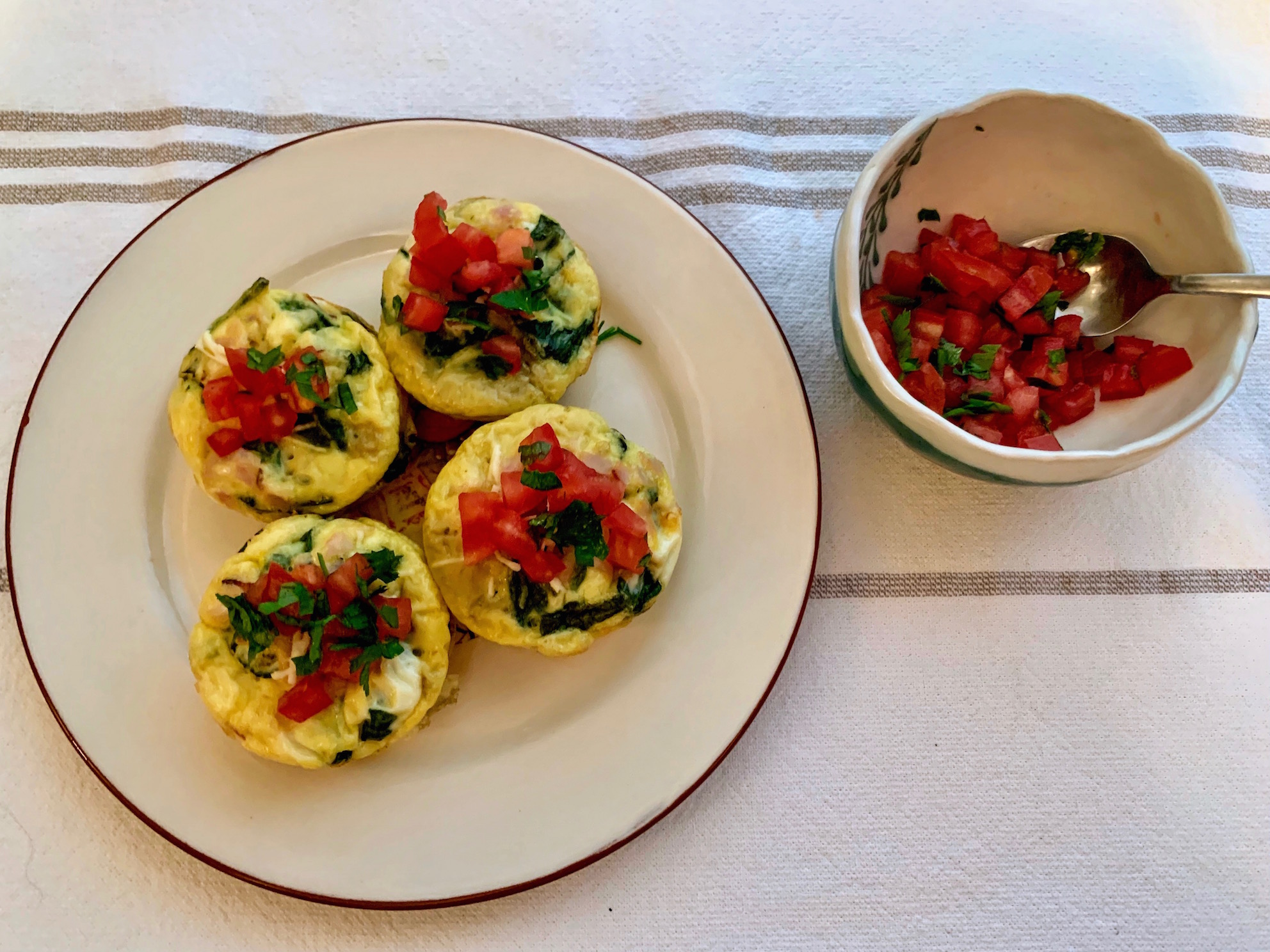 Egg muffins sau mini omlete pentru mic dejun