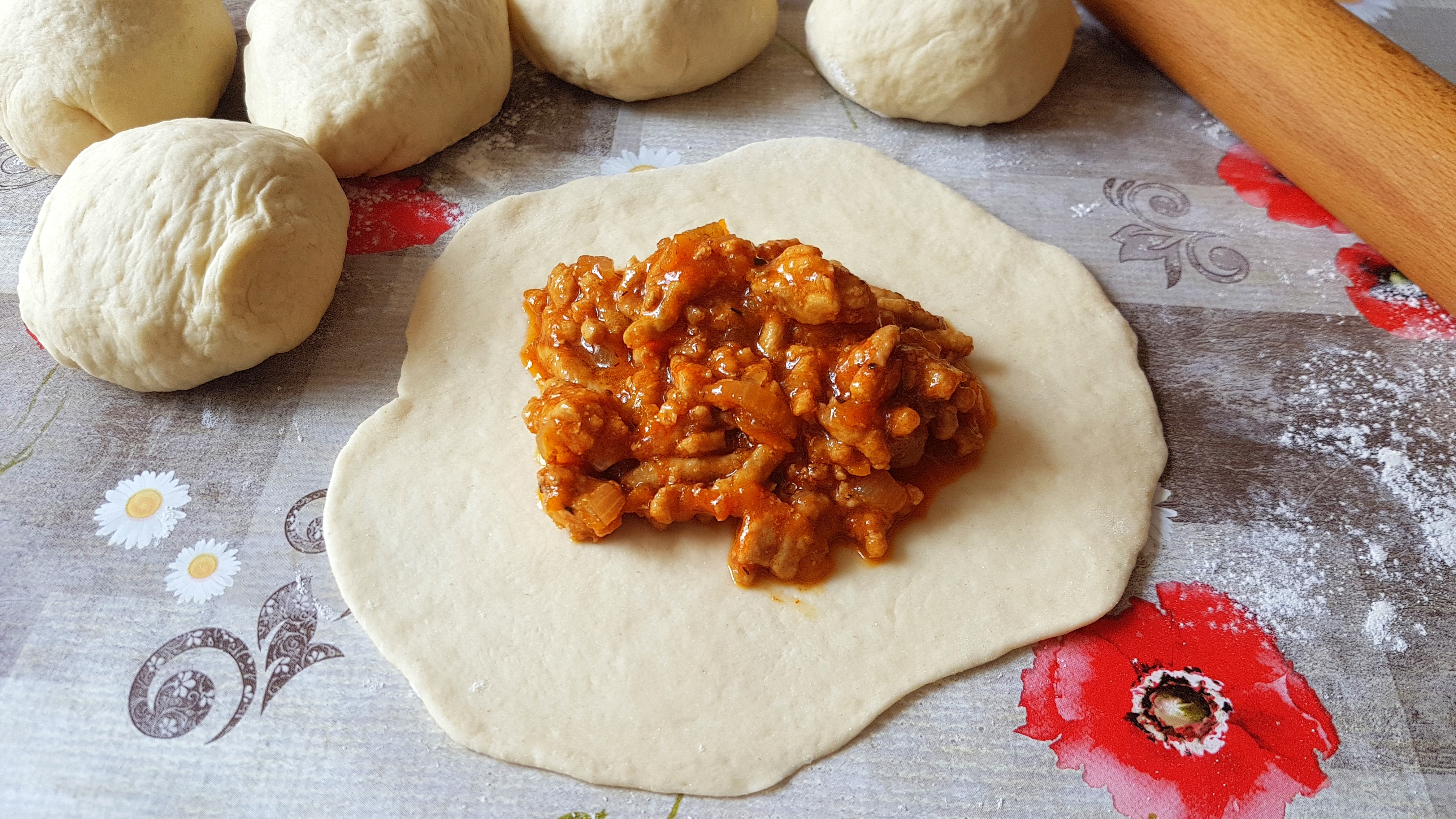 Painici umplute cu carne tocata de porc si sos de rosii