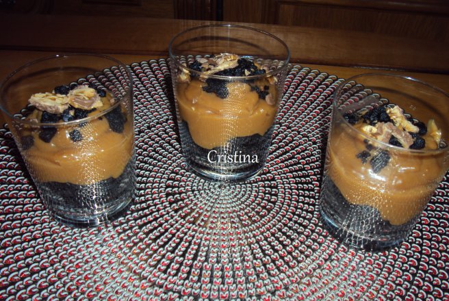 Desert la pahar cu crema caramel