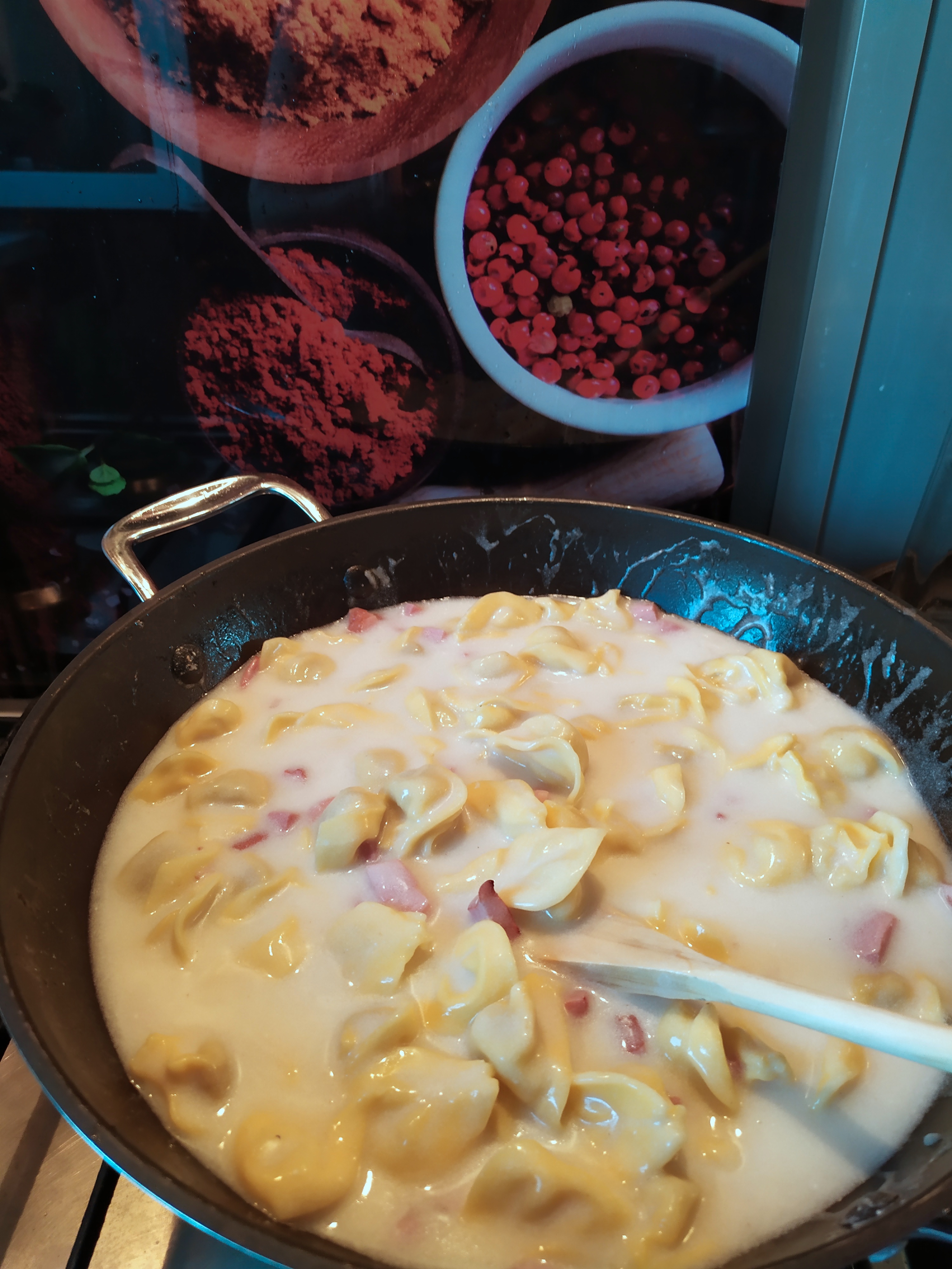 Tortellini cu prosciutto si sos alb